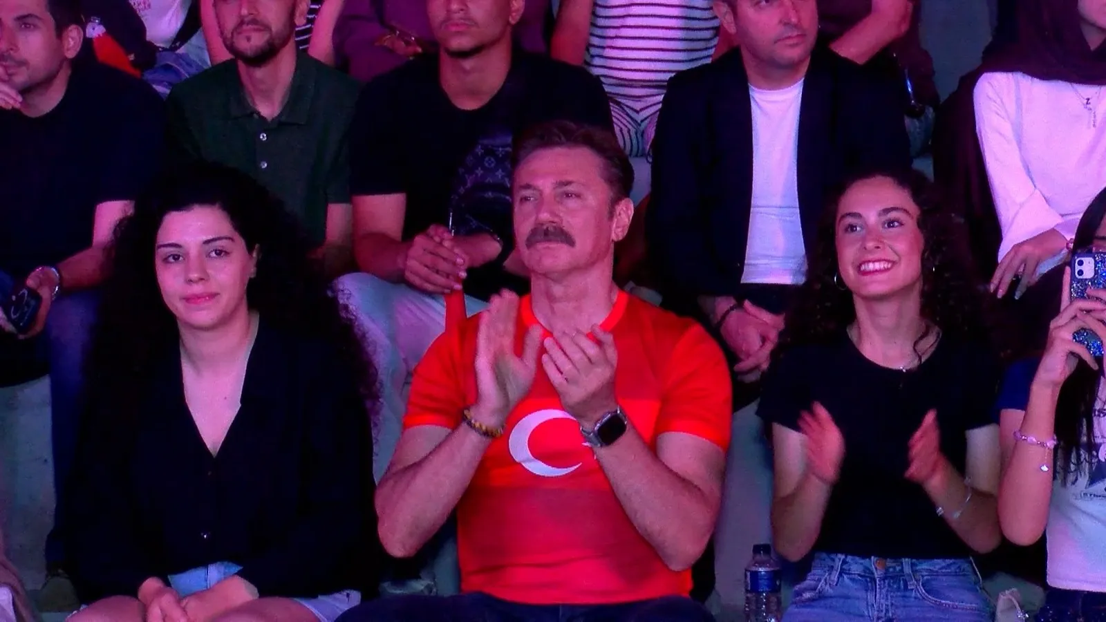 Bahçelievler’de 10 bin kişi tek yürek oldu: Zafer coşkusu Milli Egemenlik Parkı’na taştı