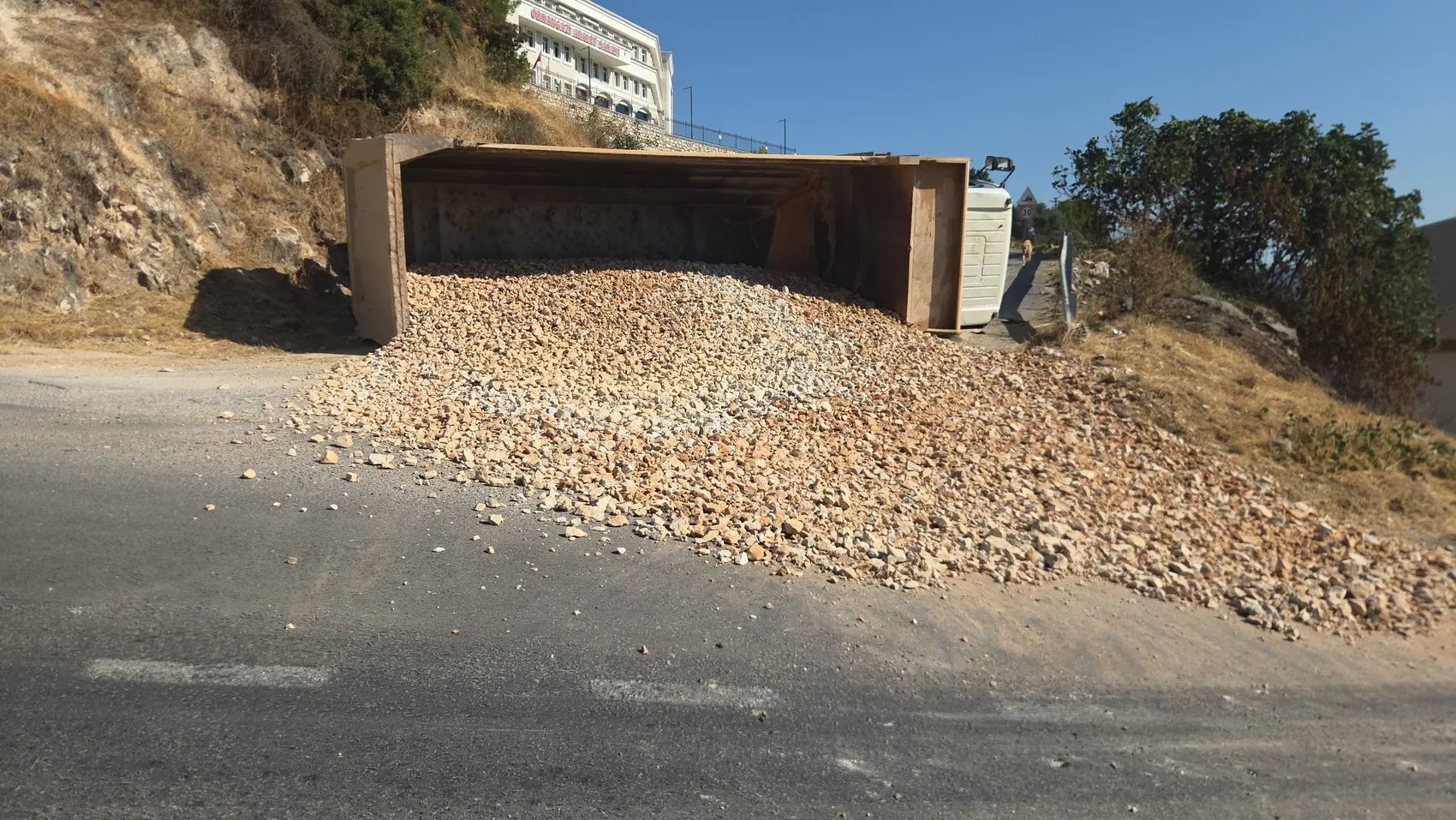 Freni boşalan kamyonu yan yola devirdi, canını kurtardı