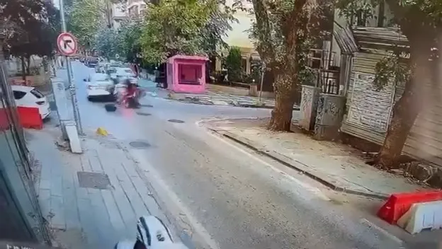 Motosiklet otomobile çarptı, iki yaralı kamerada