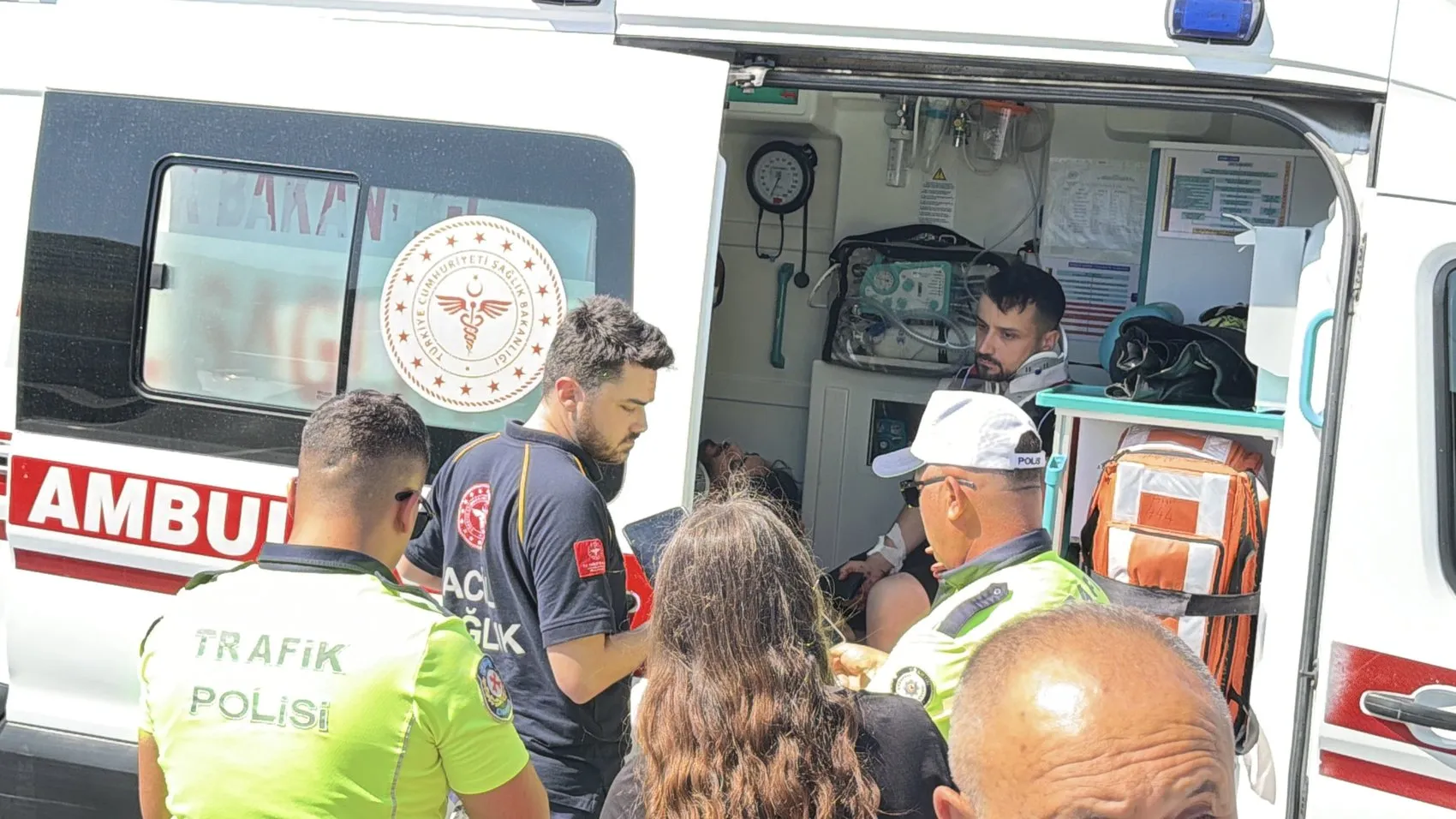 Kavşakta motosiklet ile otomobil çarpıştı, o anlar kamerada