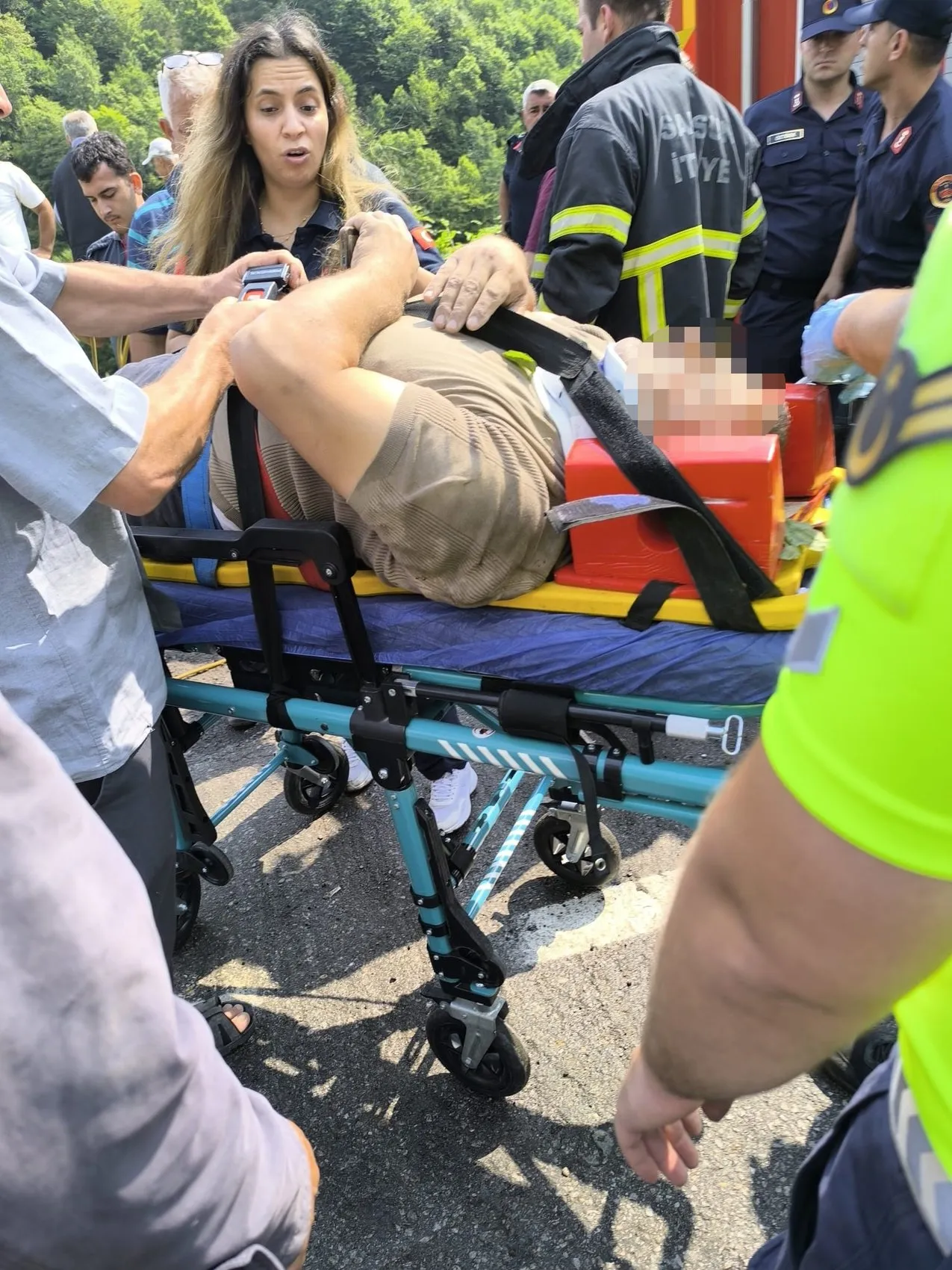 Terme'de sabah kazası Otomobil araziye yuvarlandı, sürücü yaralı kurtarıldı