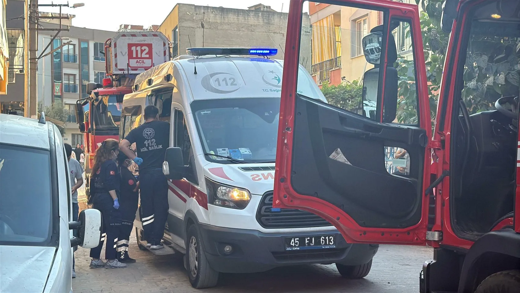 Turgutlu’da çatı yangını Dumandan etkilenen 2 çocuk hastaneye kaldırıldı