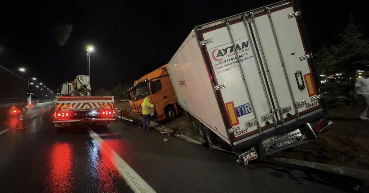 Ömerli'de kaygan yol TIR'ı bariyere savurdu Gece yarısı otoyolda kaza