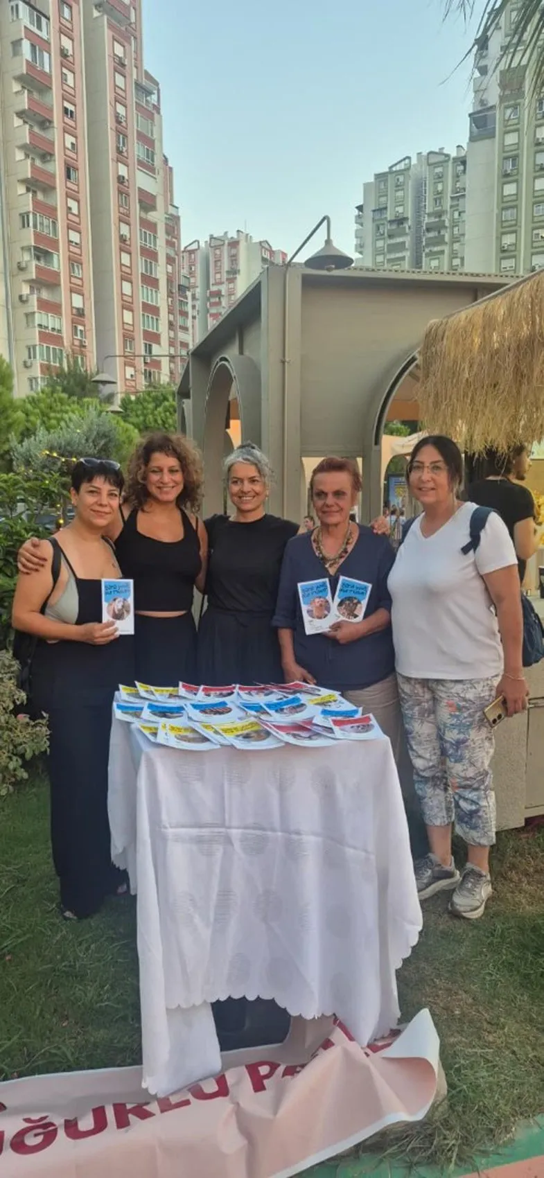 Müzikli etkinlikte patili dostlara 600 kilo mama toplandı