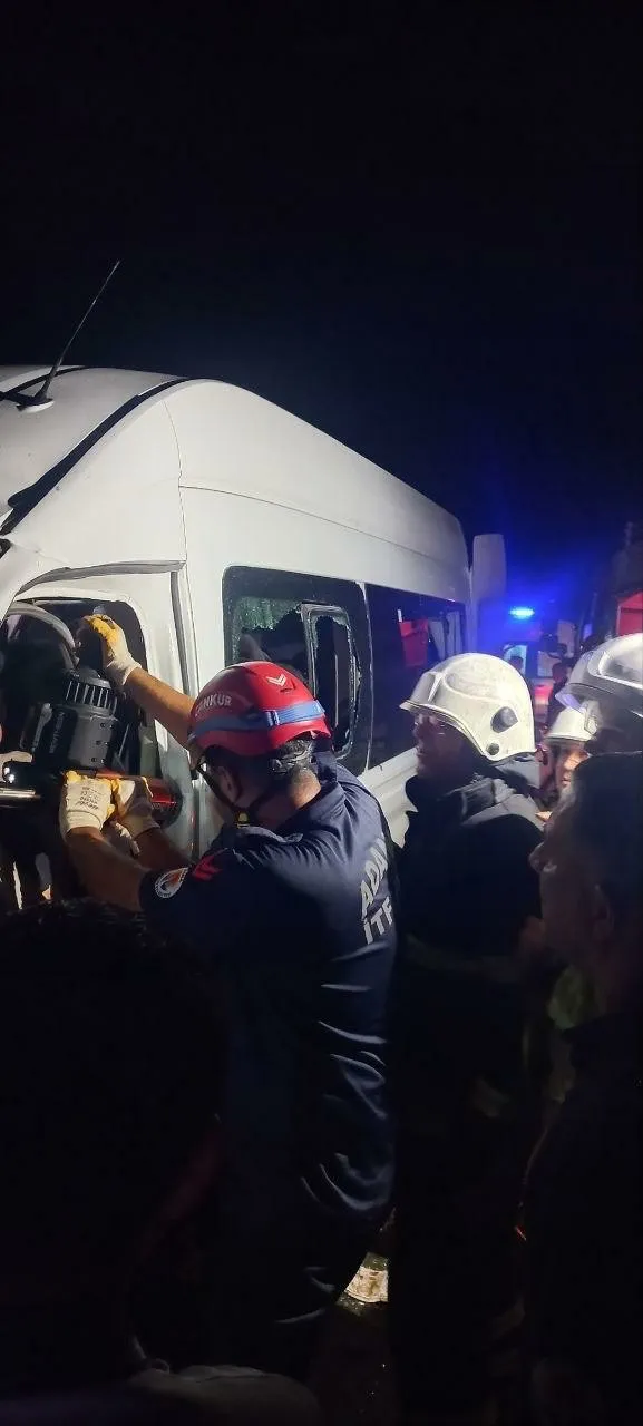 Hatay'da servis minibüsü ve kamyon çarpıştı