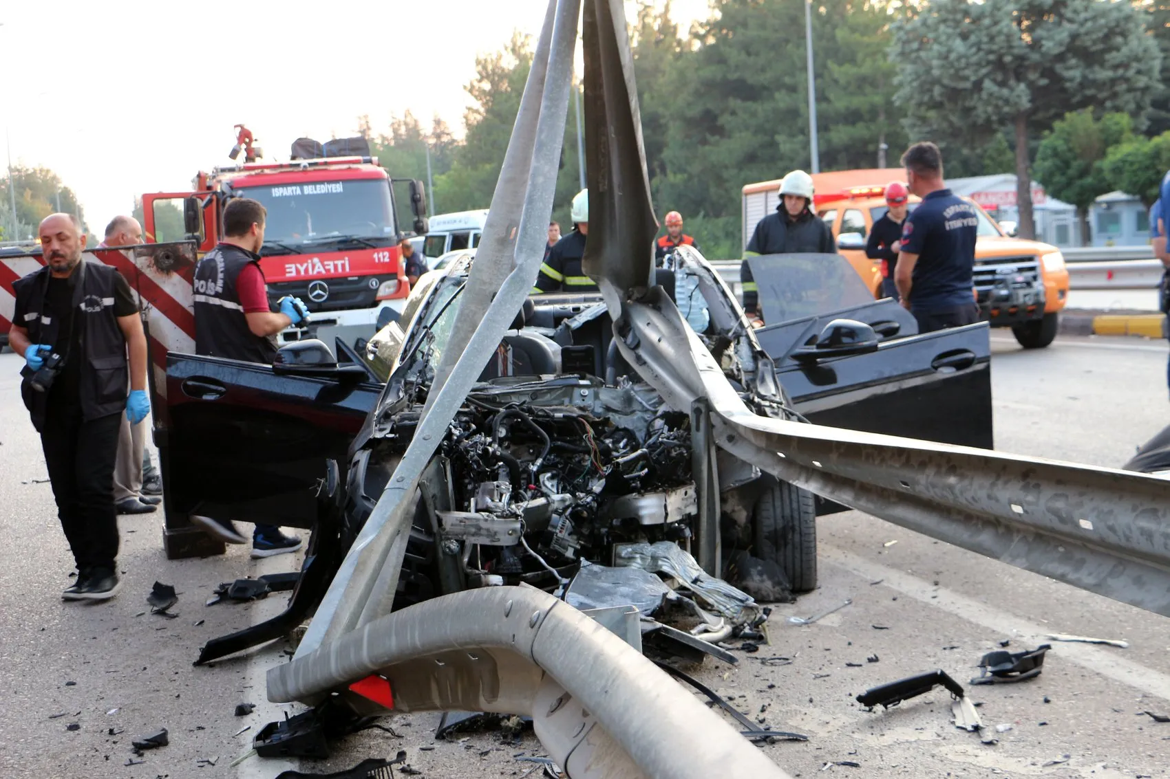 Isparta'da otomobil bariyerlere çarpıp ikiye bölündü