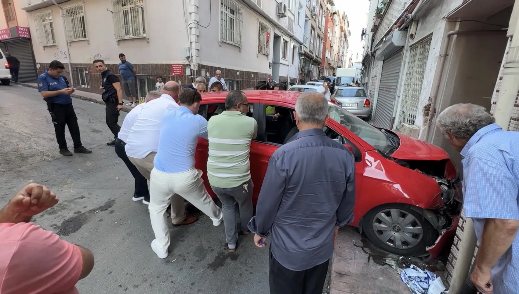 Düğün konvoyunda damadın amcası direksiyon hakimiyetini kaybetti, bina girişine çarptı