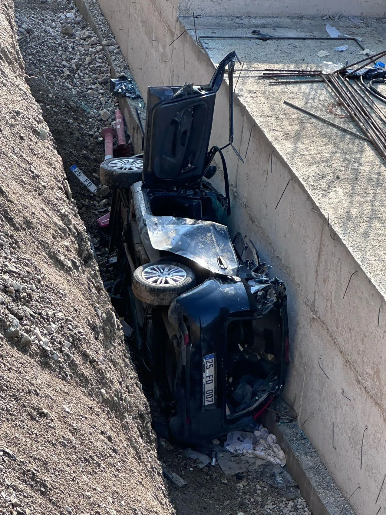 Erzurum'da yol çalışması faciaya dönüştü: 5 metrelik uçurumdan düşen araçta 3 can kaybı