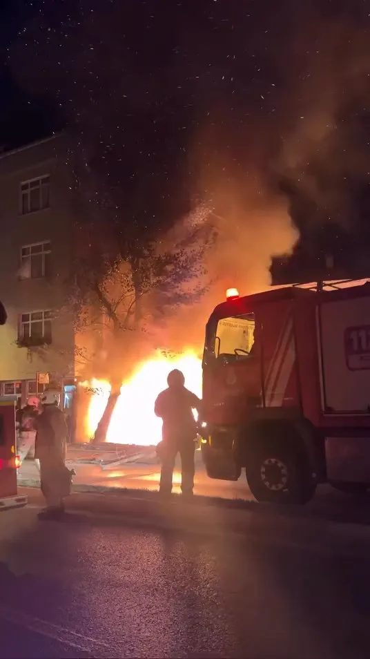 Demirci dükkanında akşam yangını, ekipler müdahale etti