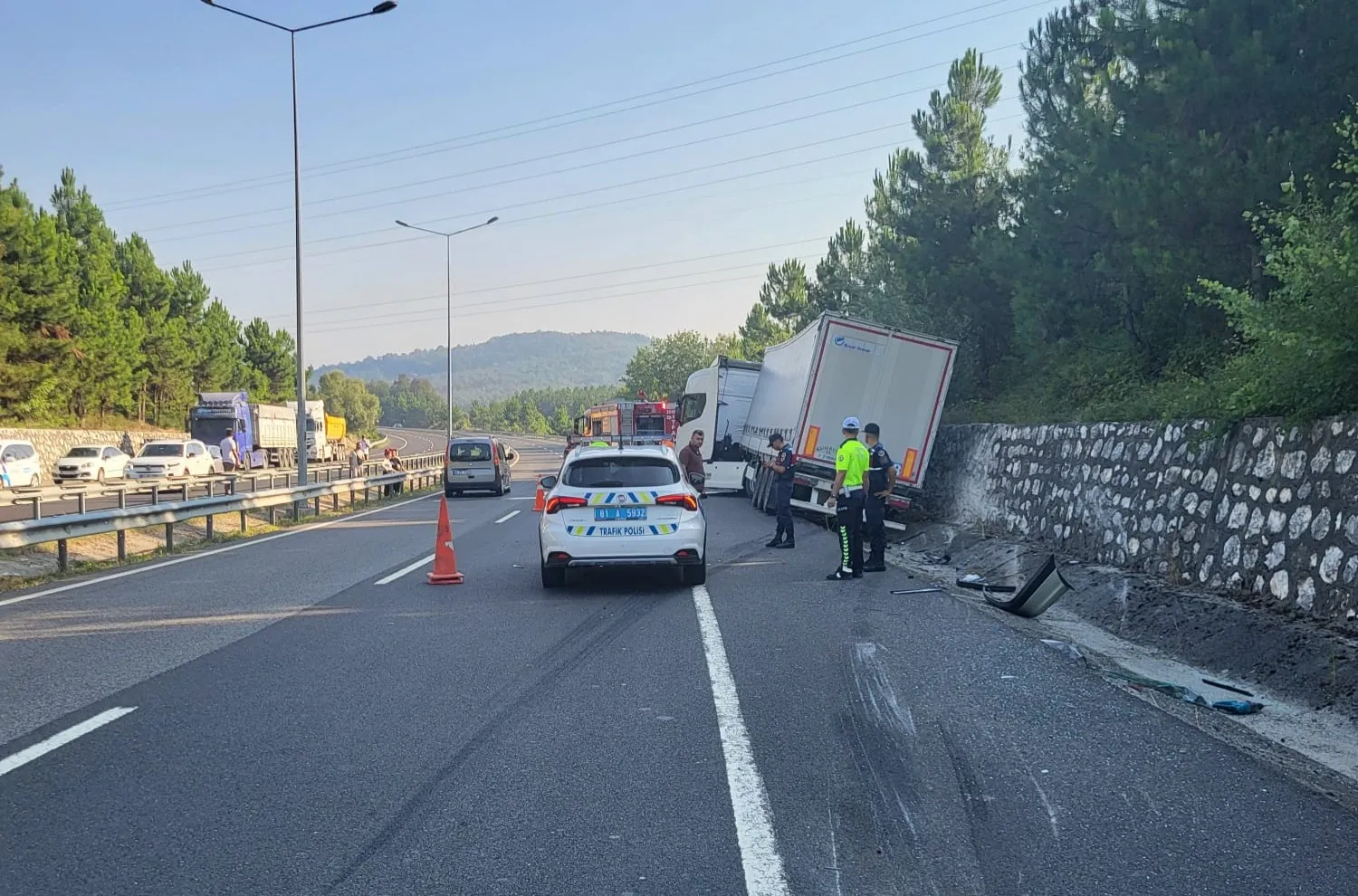 Düzce'de fındık yüklü TIR otomobili ezdi Bir kişi hayatını kaybetti