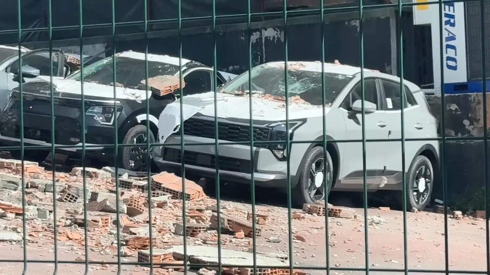 Kağıthane’de istinat duvarı çöktü 12 lüks araç hurdaya döndü