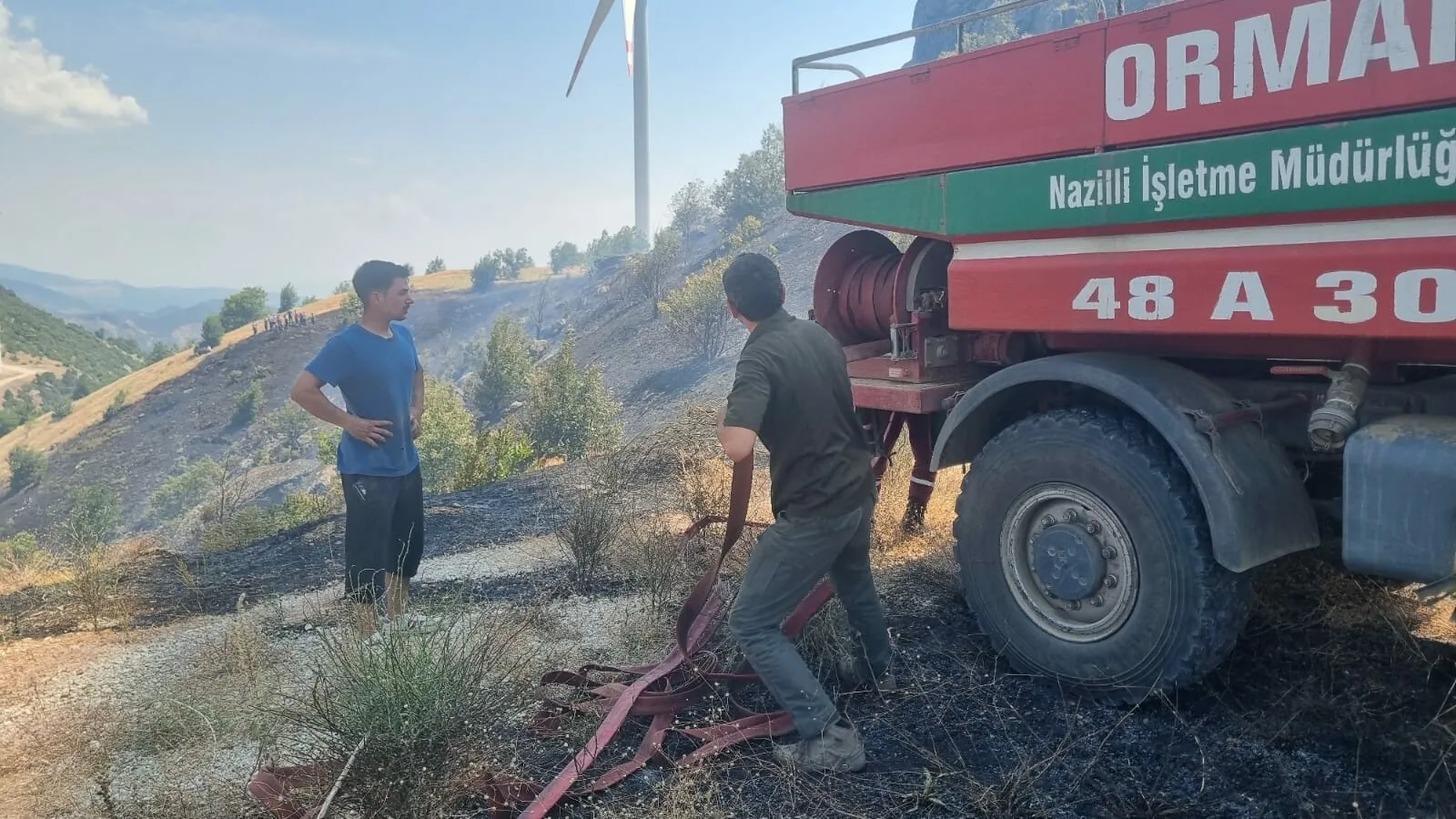 İzmir'de orman yangınına giden söndürme uçağı baraj gölünde mahsur kaldı