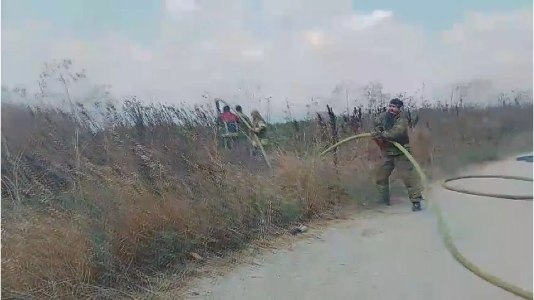 Silivri'de tarlada çıkan yangın rüzgarla birlikte yayıldı