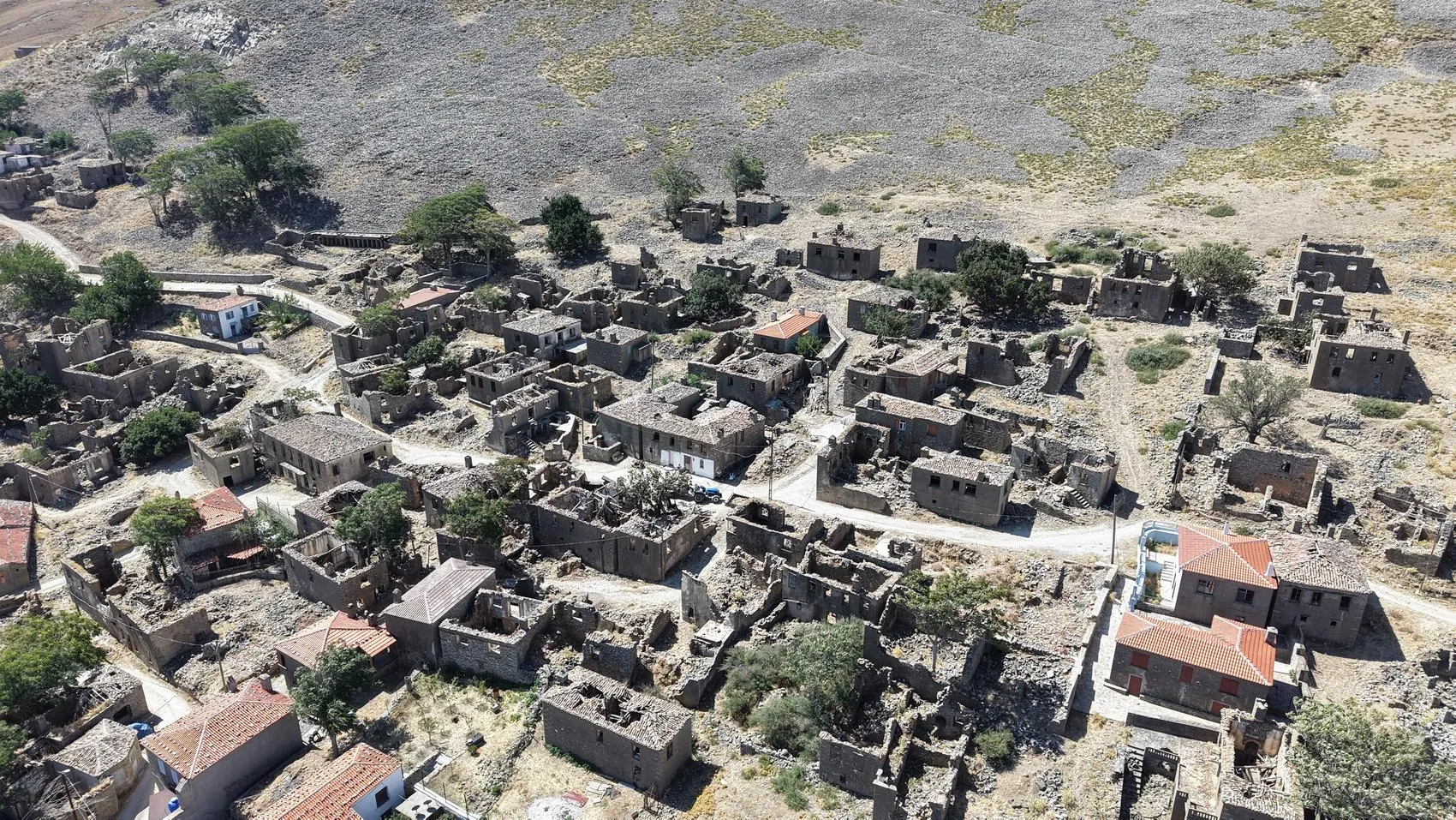 Rumların göç ettiği 250 yıllık Dereköy şimdi hayalet köy gibi