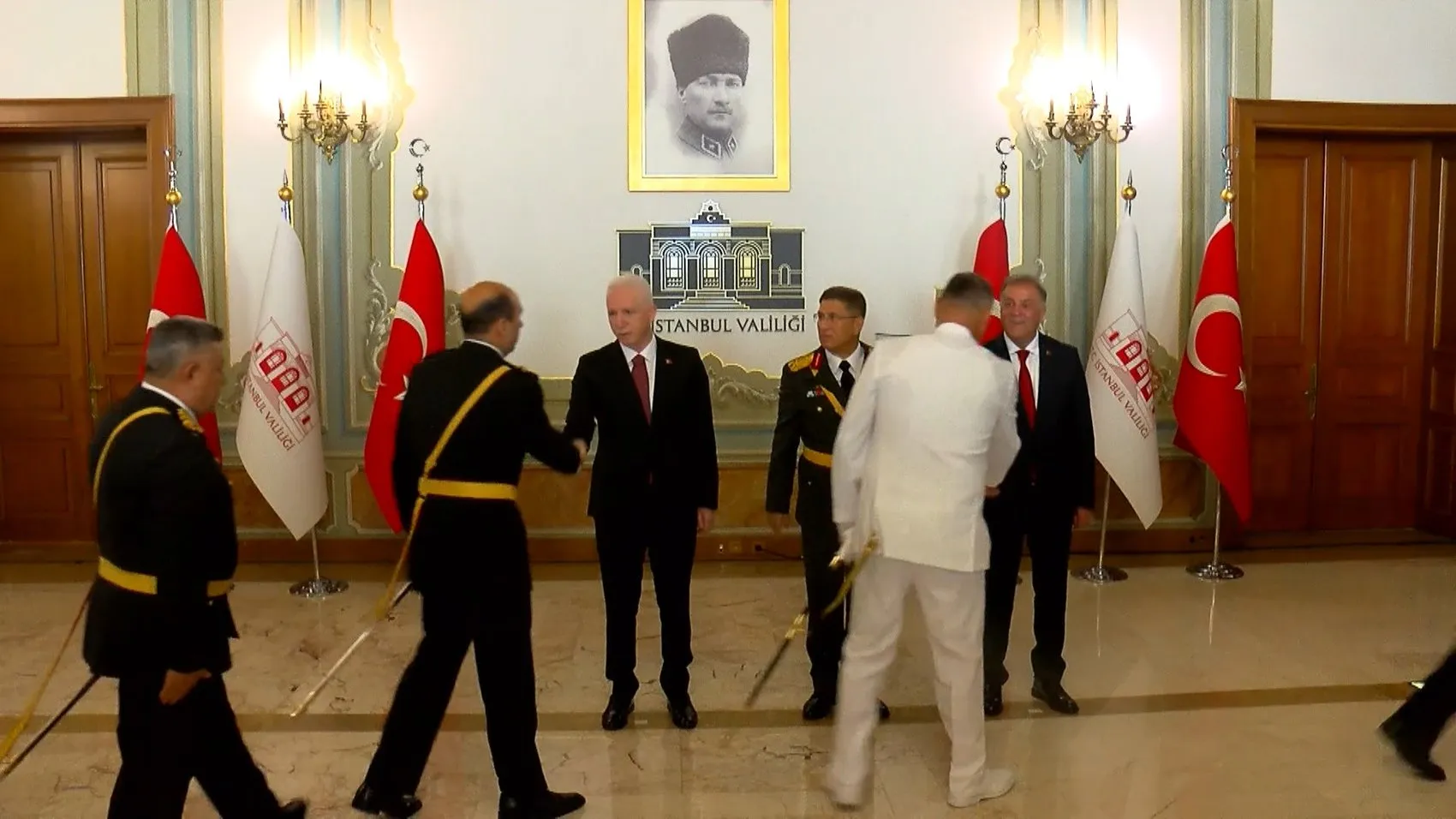 İstanbul'da 30 Ağustos coşkusu: Valilikte tebrikler kabul edildi