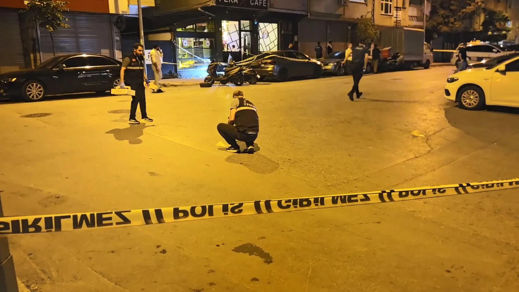Bayrampaşa'da akşam saatlerinde dehşet: Kafeye kurşun yağdırdılar