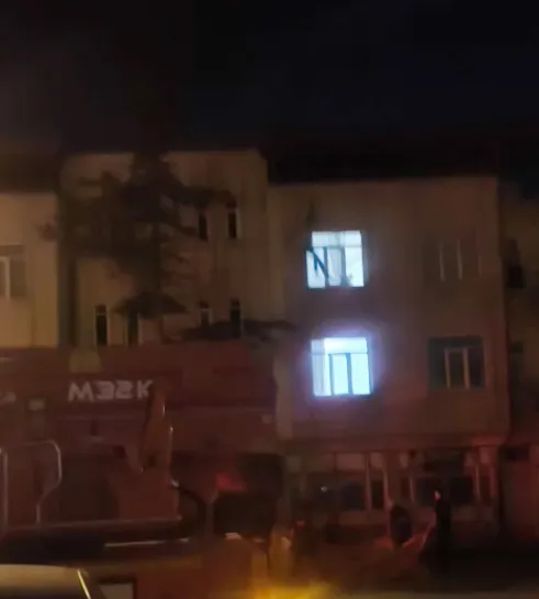 Aksaray'da çatıdan eve girmeye çalışan gencin düşüş anı kamerada