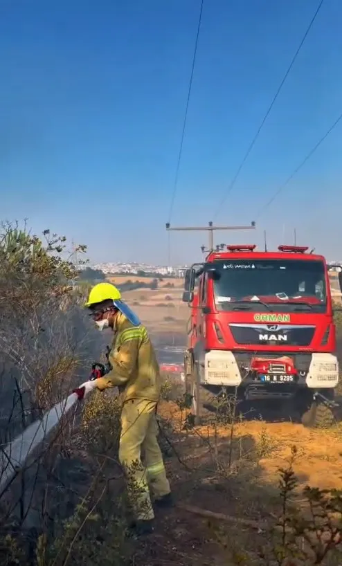 Rüzgarın sıçrattığı yangını ekipler 3 saatte söndürdü