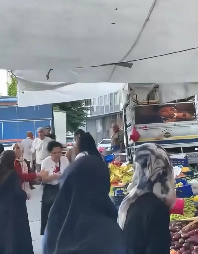 Beyoğlu pazarında meyve seçme kavgası Esnaf tutuklandı