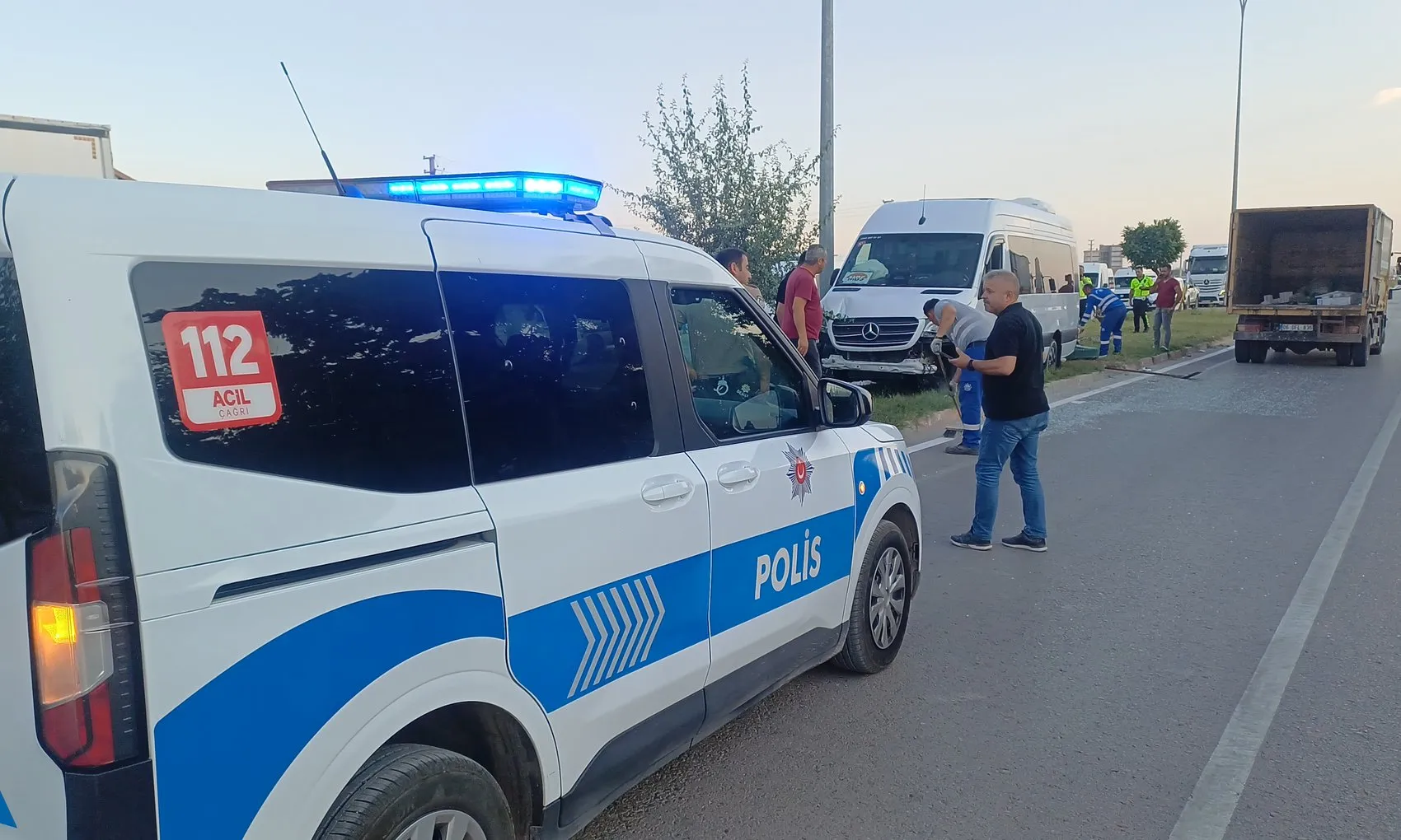 Metal fabrikası işçilerini taşıyan servis panoya çarptı