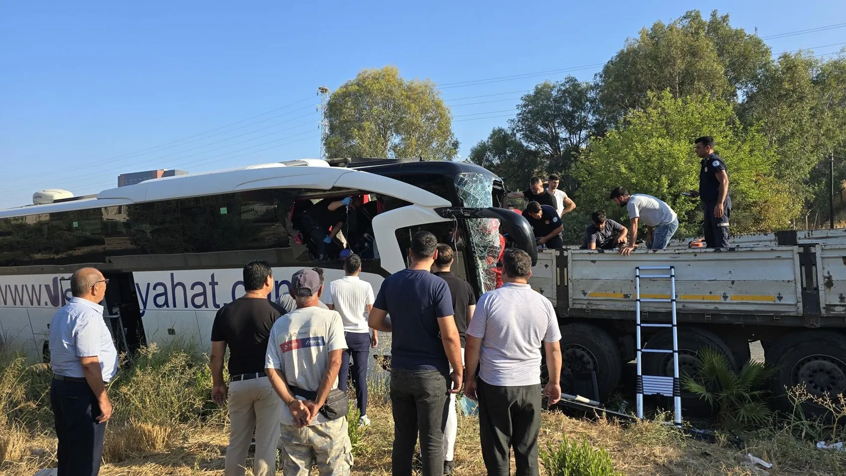 Milas yolunda can pazarı Tur otobüsü TIR’a çarptı