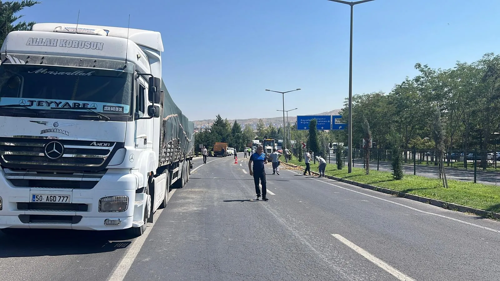 Nevşehir yoluna dökülen bir ton patates trafiği felç etti