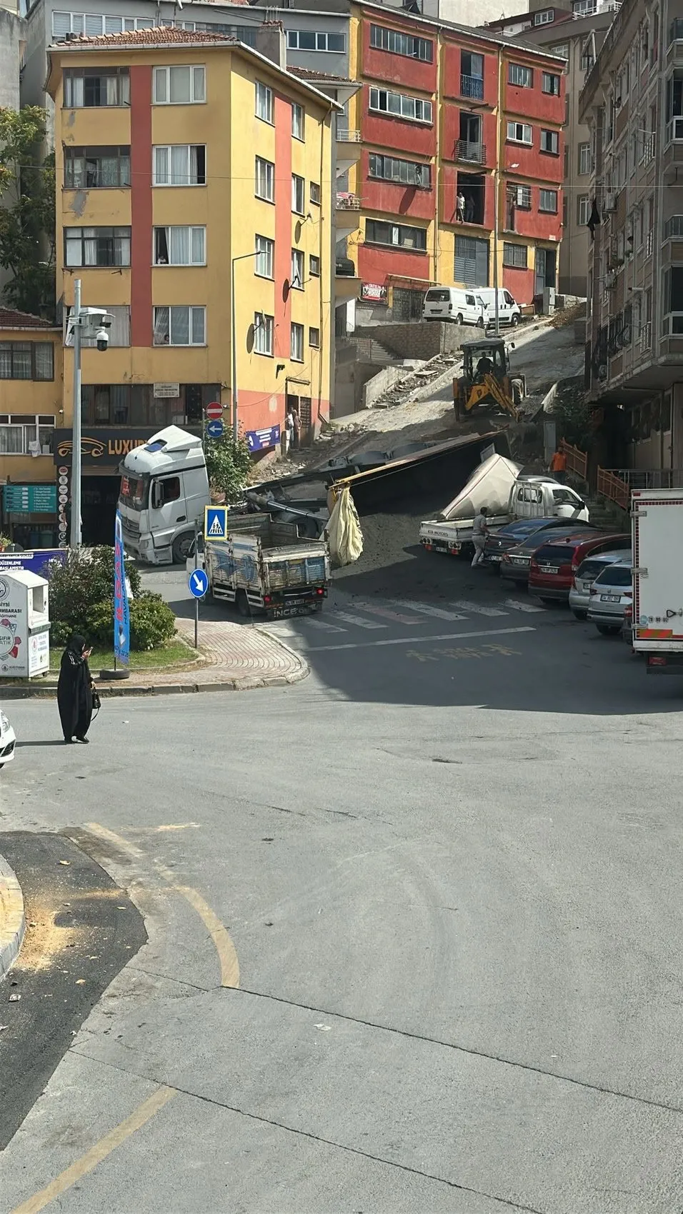 Kağıthane'de kum yüklü kamyonun damperi park halindeki otomobilin üzerine devrildi