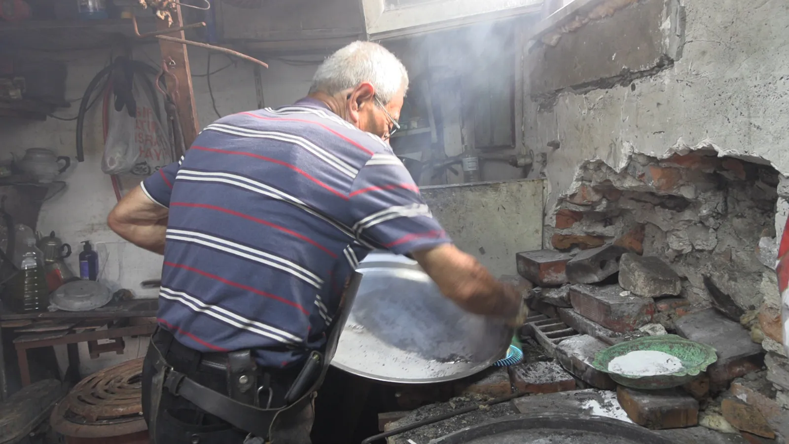 Bolu'nun son kalay ustası mesleğinin bittiğini söylüyor
