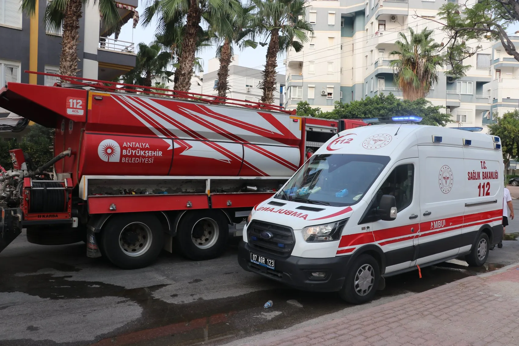 Antalya'da apartman yangını İki daire kül oldu
