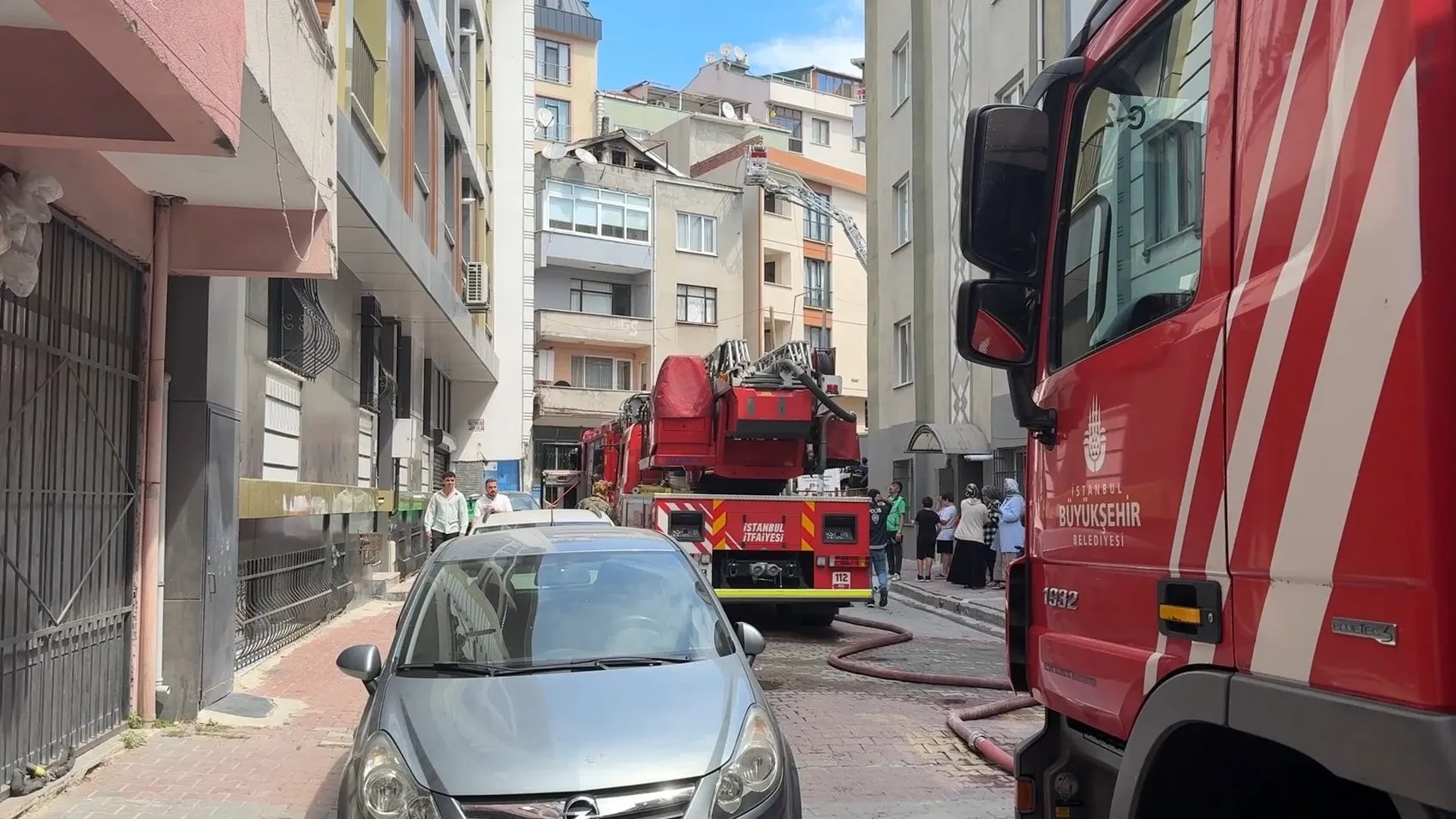 Kağıthane'de korkutan çatı yangını