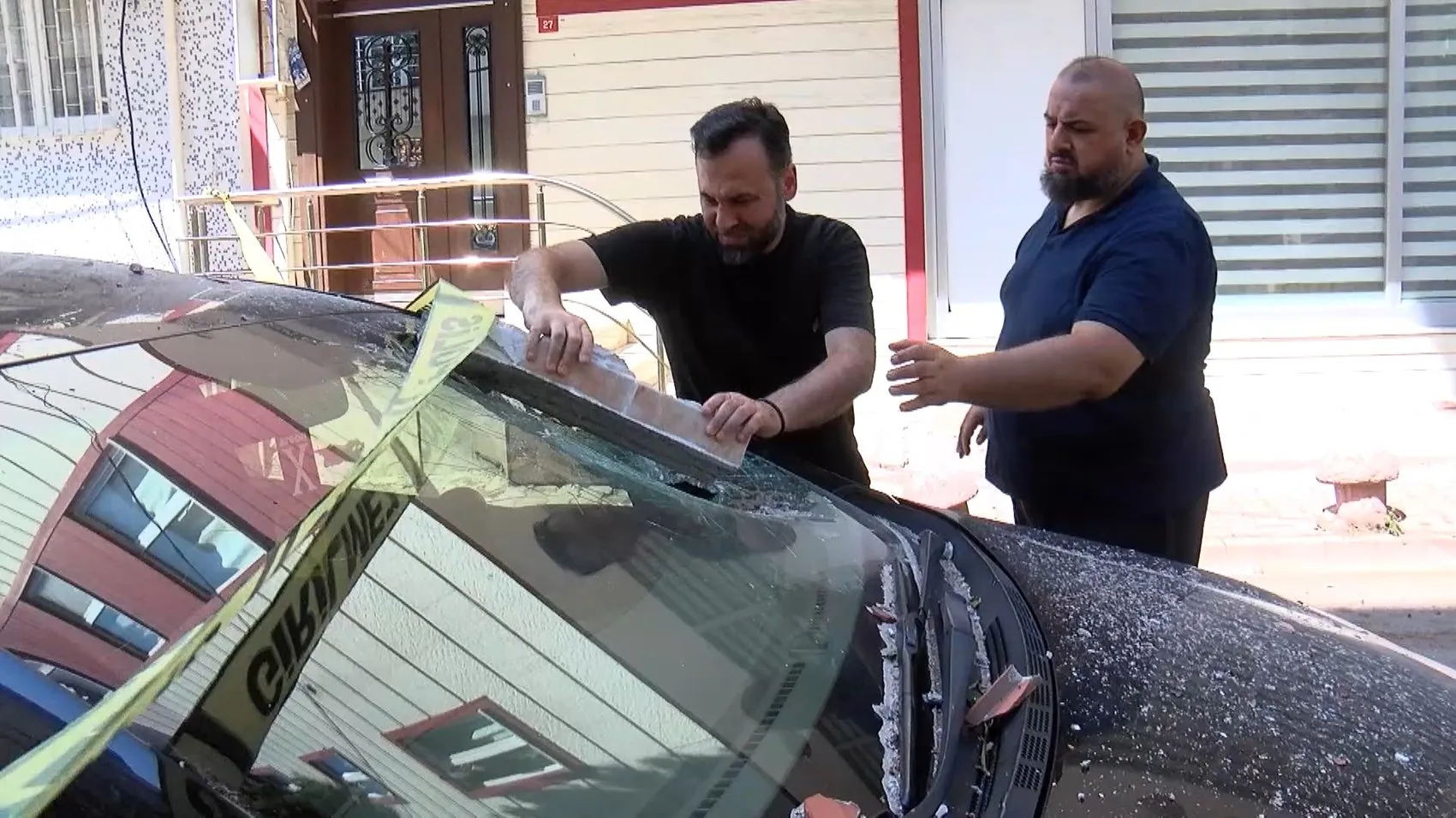 Ümraniye'de apartman balkonu büyük bir gürültüyle caddeye indi