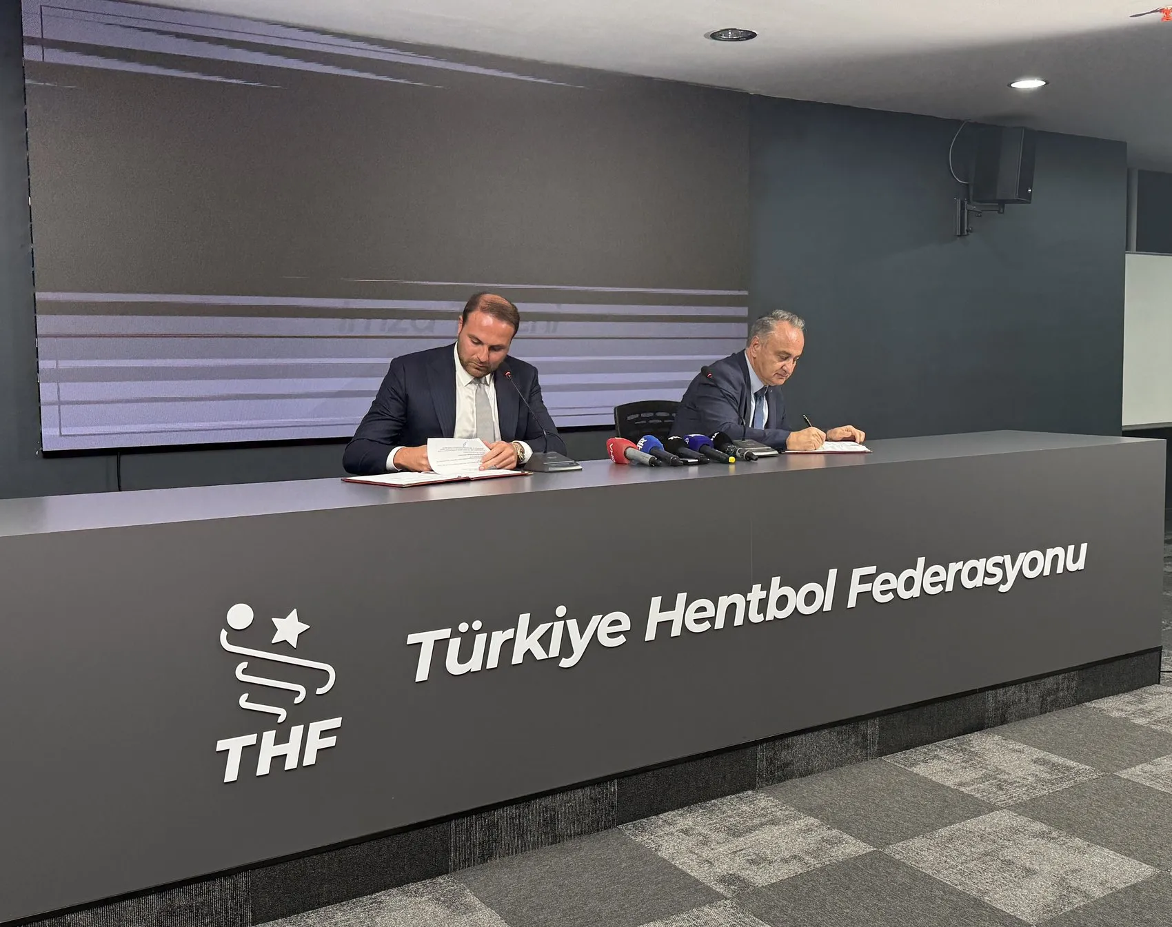 Genç hentbolculara tam burslu kolej yolu açıldı