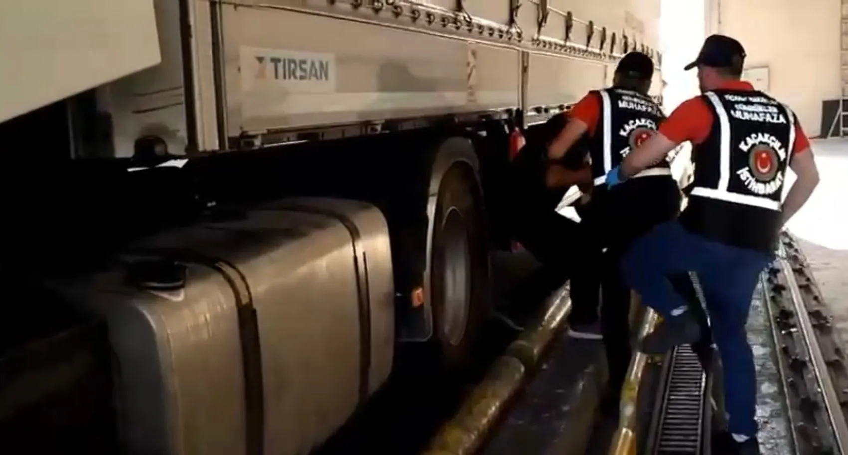 Sınır kapısında şaşırtan operasyon: Ünlü isim TIR dorsesinin altında yakalandı