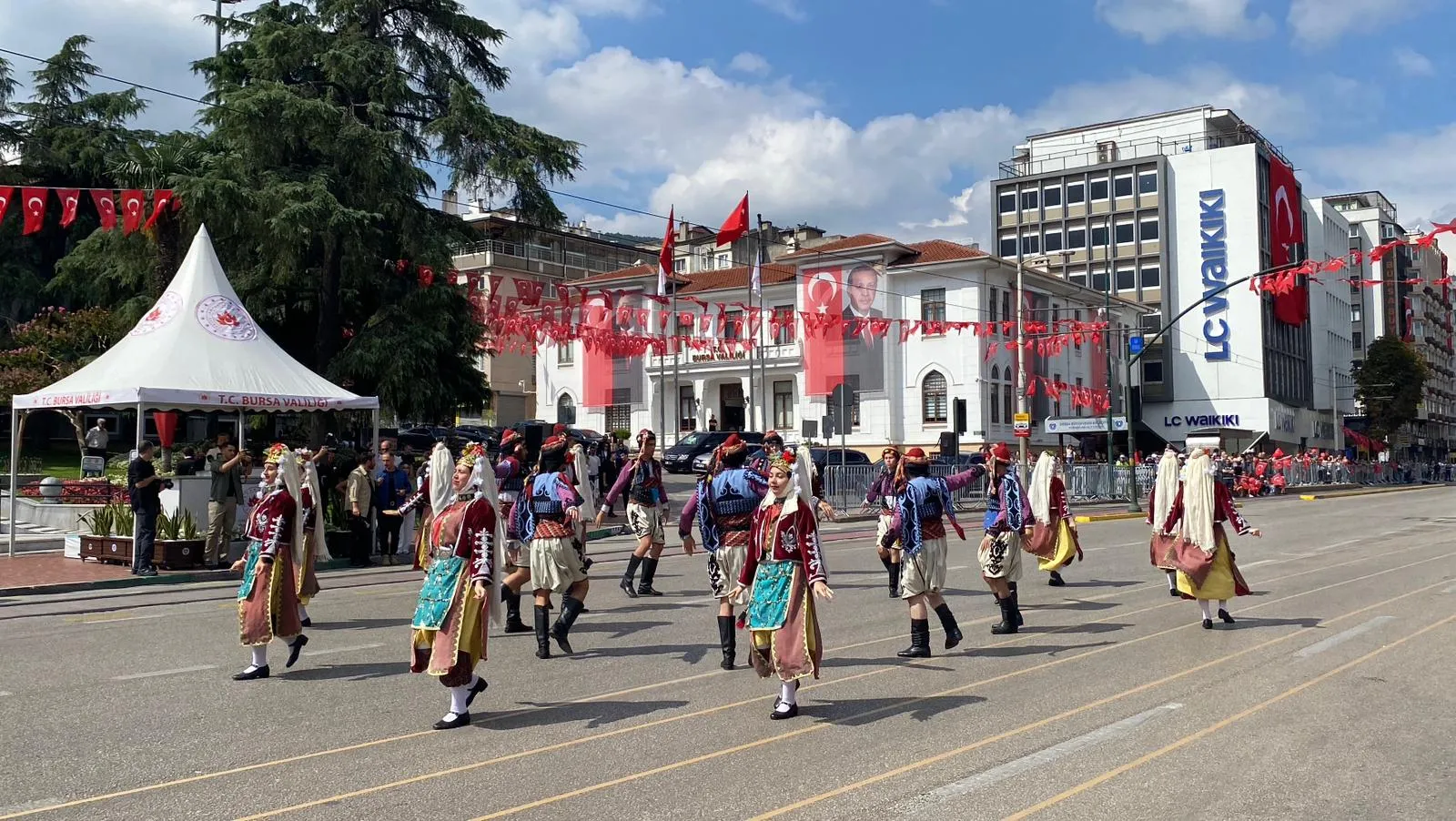 Bursa sokaklarında 30 Ağustos gururu: Zafer coşkusu Heykel'de zirveye ulaştı