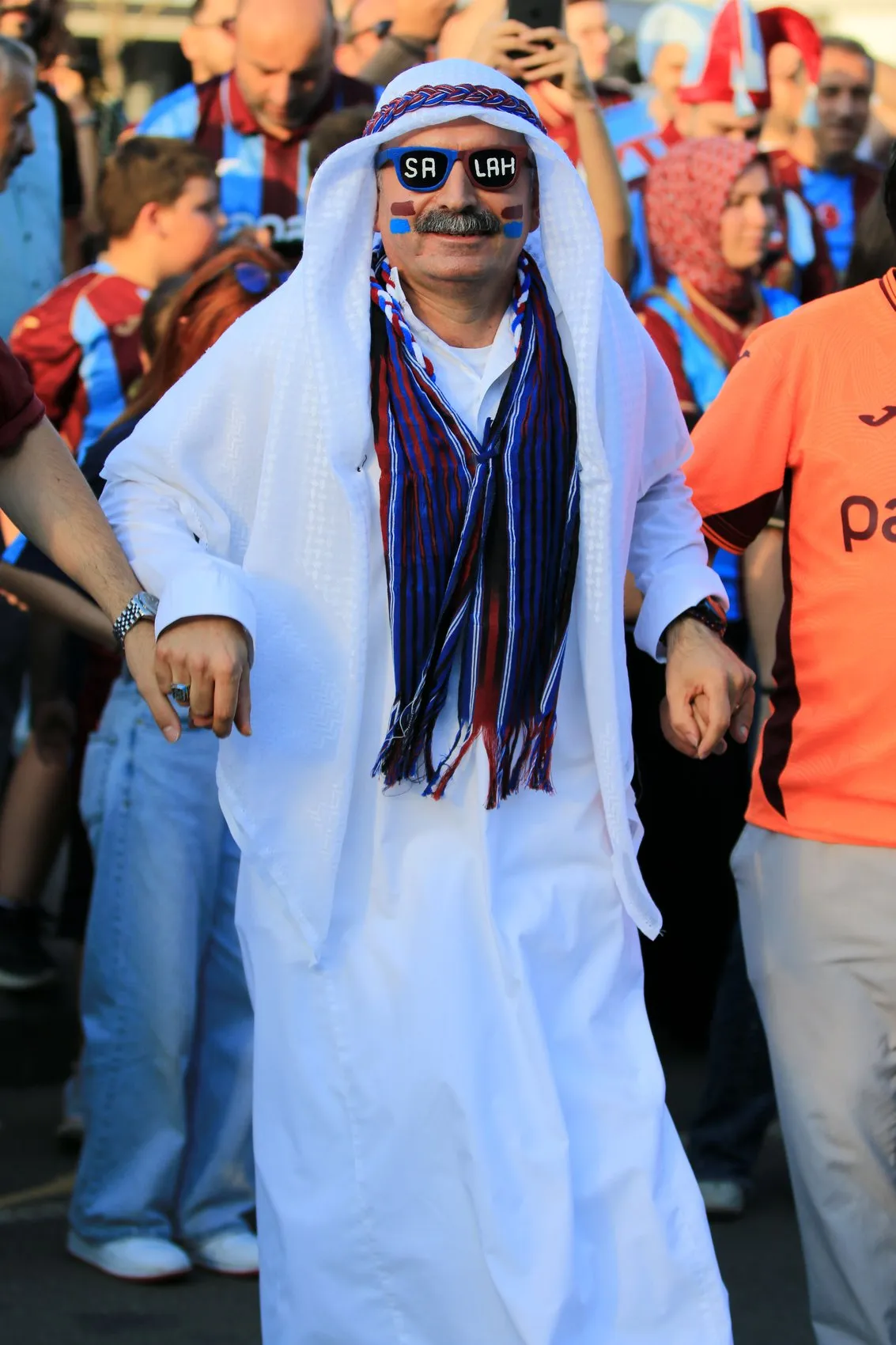 Trabzonspor taraftarı stadyuma deveyle geldi