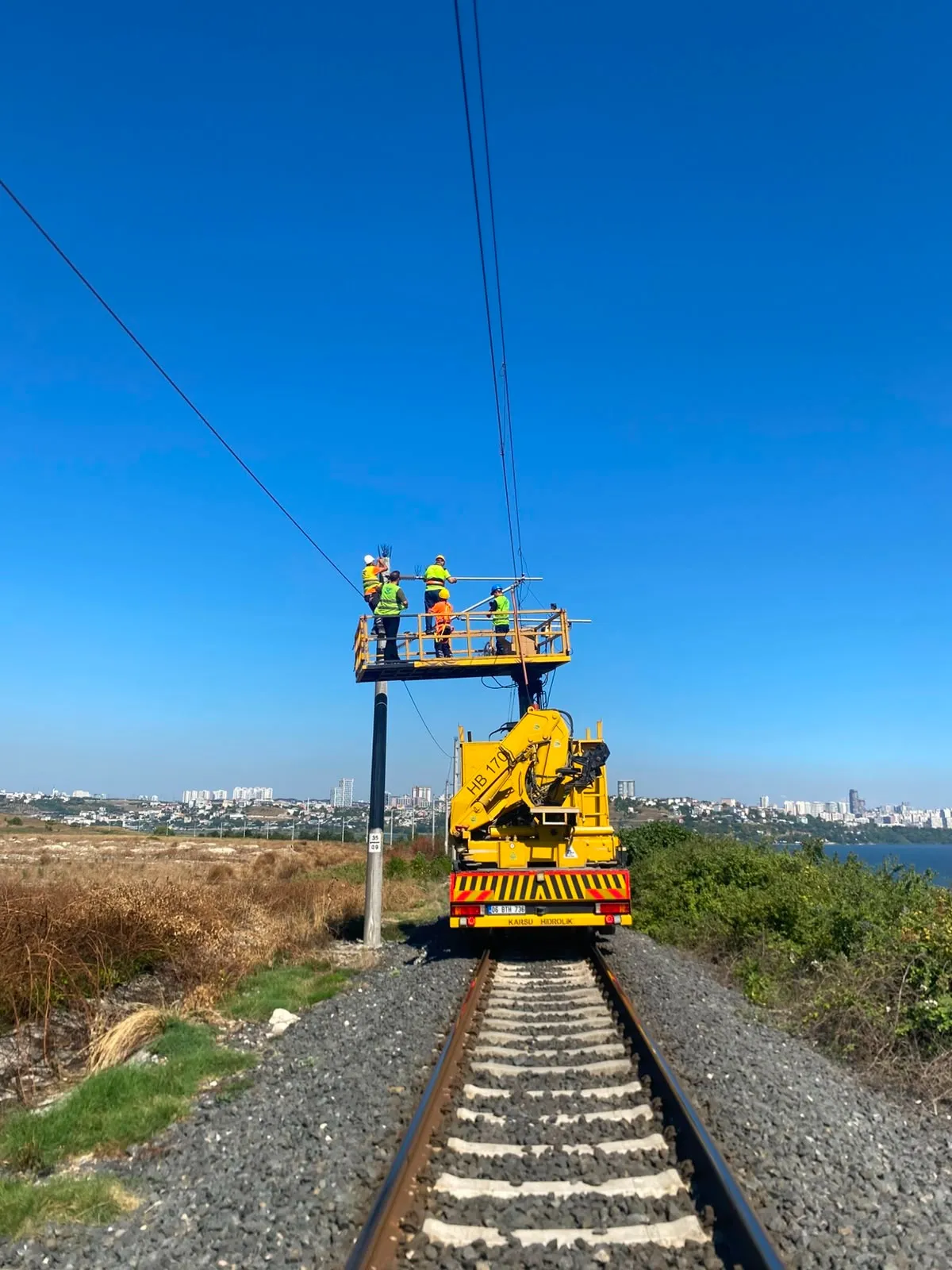 153 yıllık hatta leylekler için yeni önlem Elektrik direklerine özel aparat