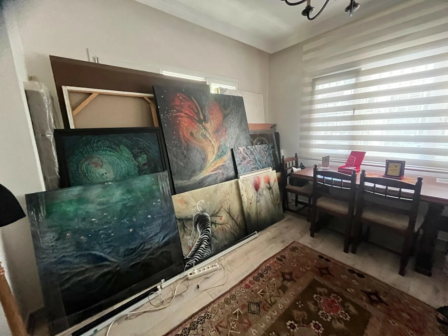 Emekli öğretmenin bahçesi sanat eserlerine dönüştü