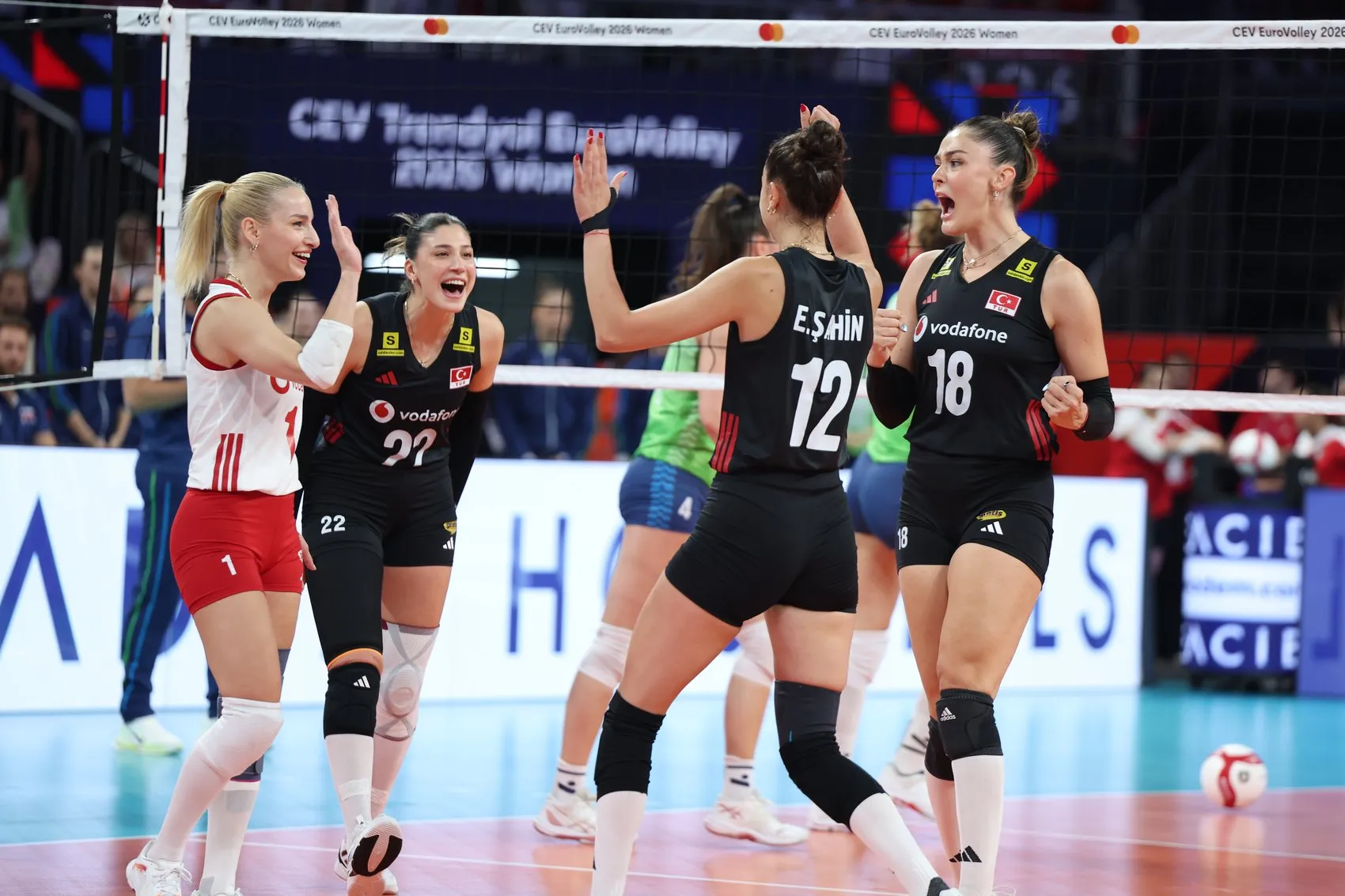 Sultanlar Slovenya'yı Devirdi, Grupta Liderlik Koltuğunda