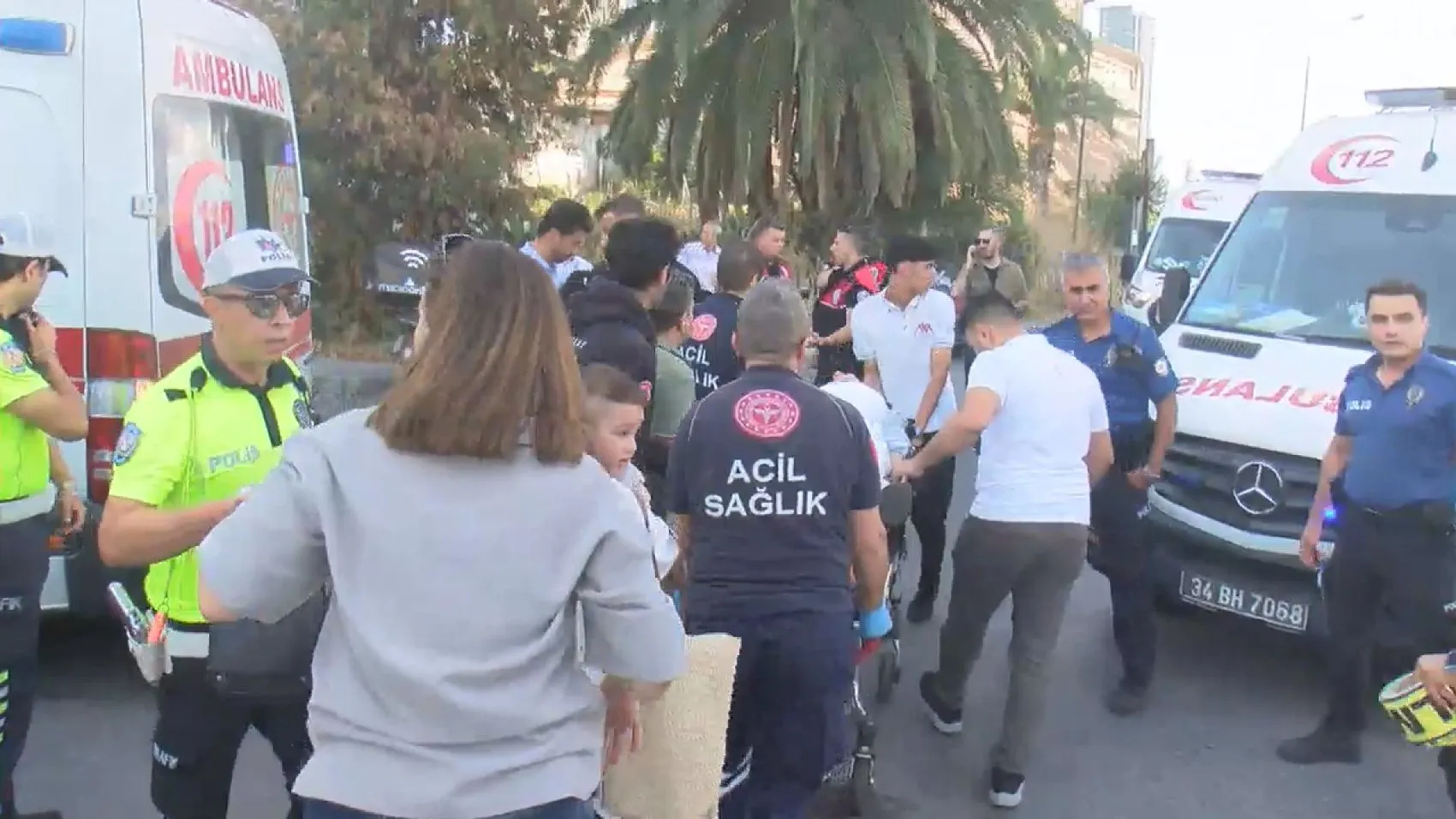 Zeytinburnu sahilinde İETT otobüsü site duvarına çarptı Yaralılar var