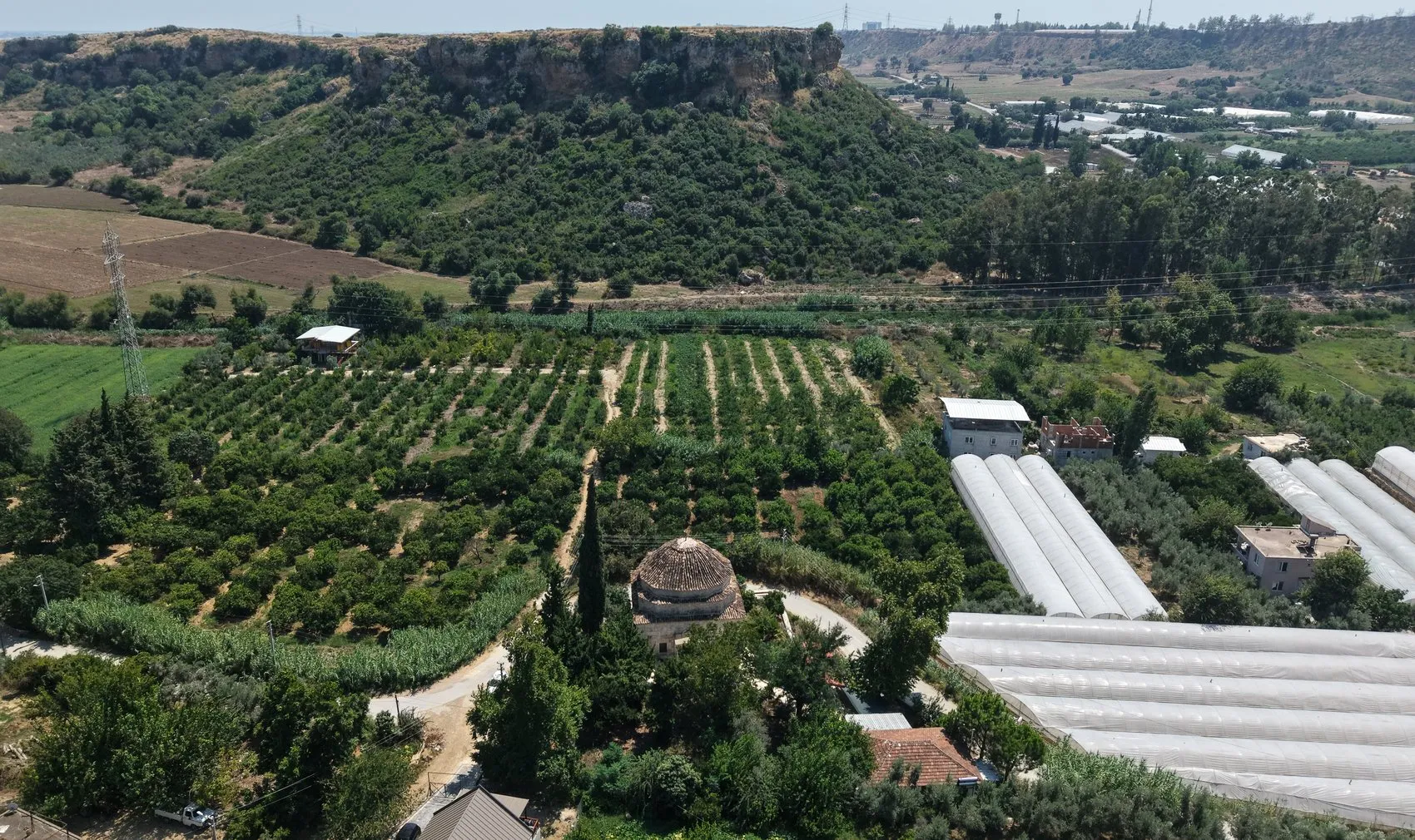 Antalya'da şaşırtan keşif: 200 yıllık caminin duvarlarında Roma dönemi yazıtları çıktı