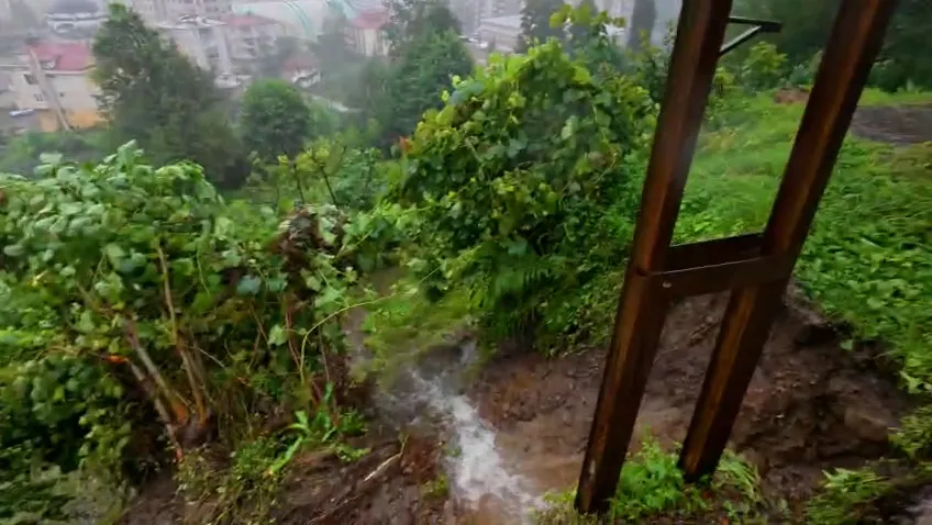 Rize’de heyelan paniği İtfaiye ekipleri iki kardeşi evden çıkardı
