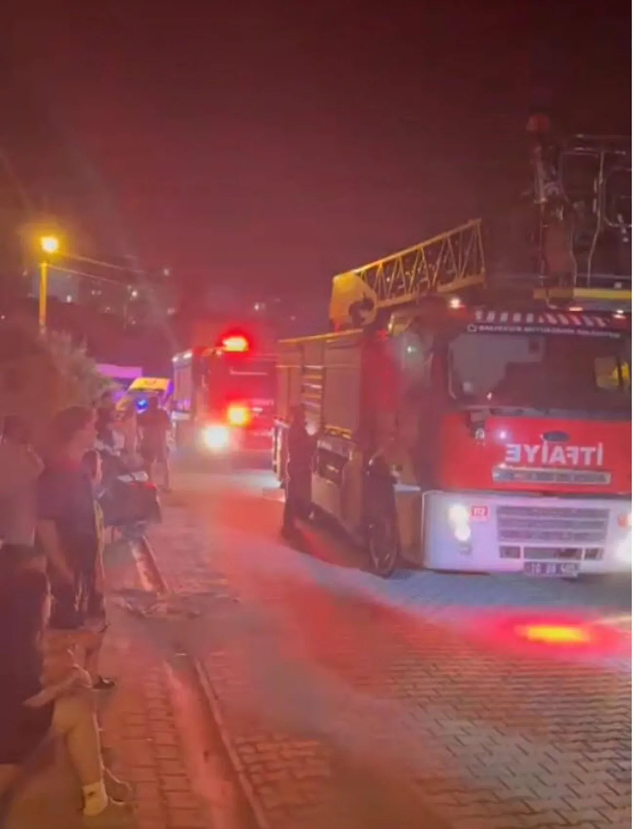 Bodrum katındaki yangın 7 kişiyi dumana teslim etti