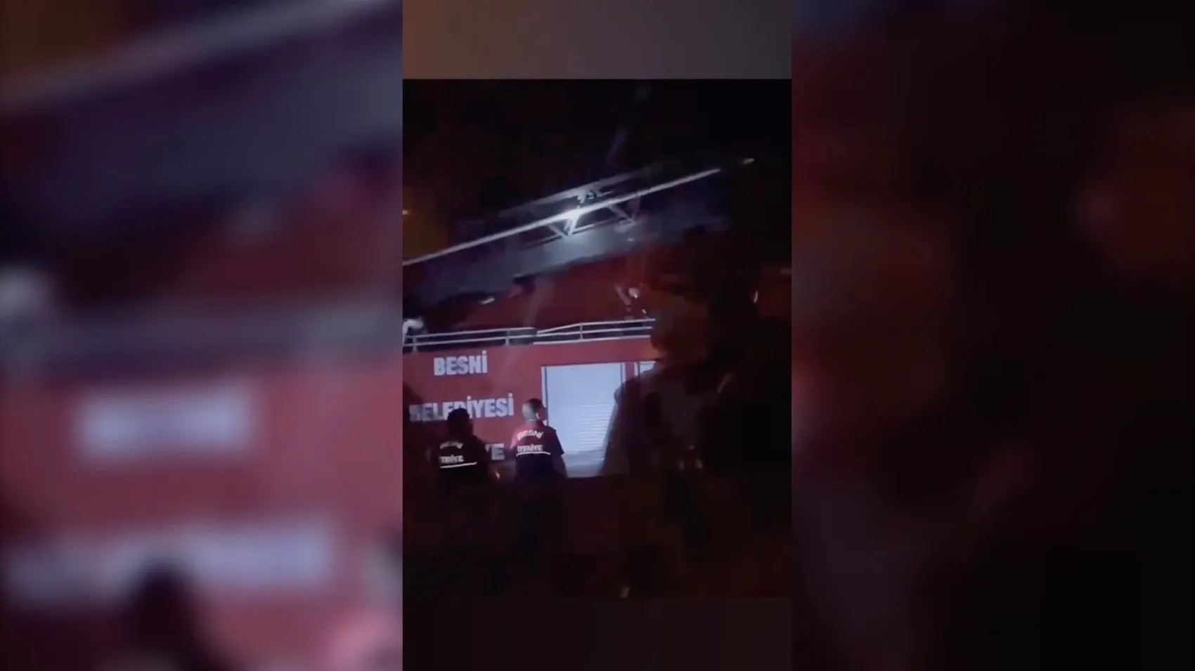 Besni’de ilkokul çatısında korkutan yangın