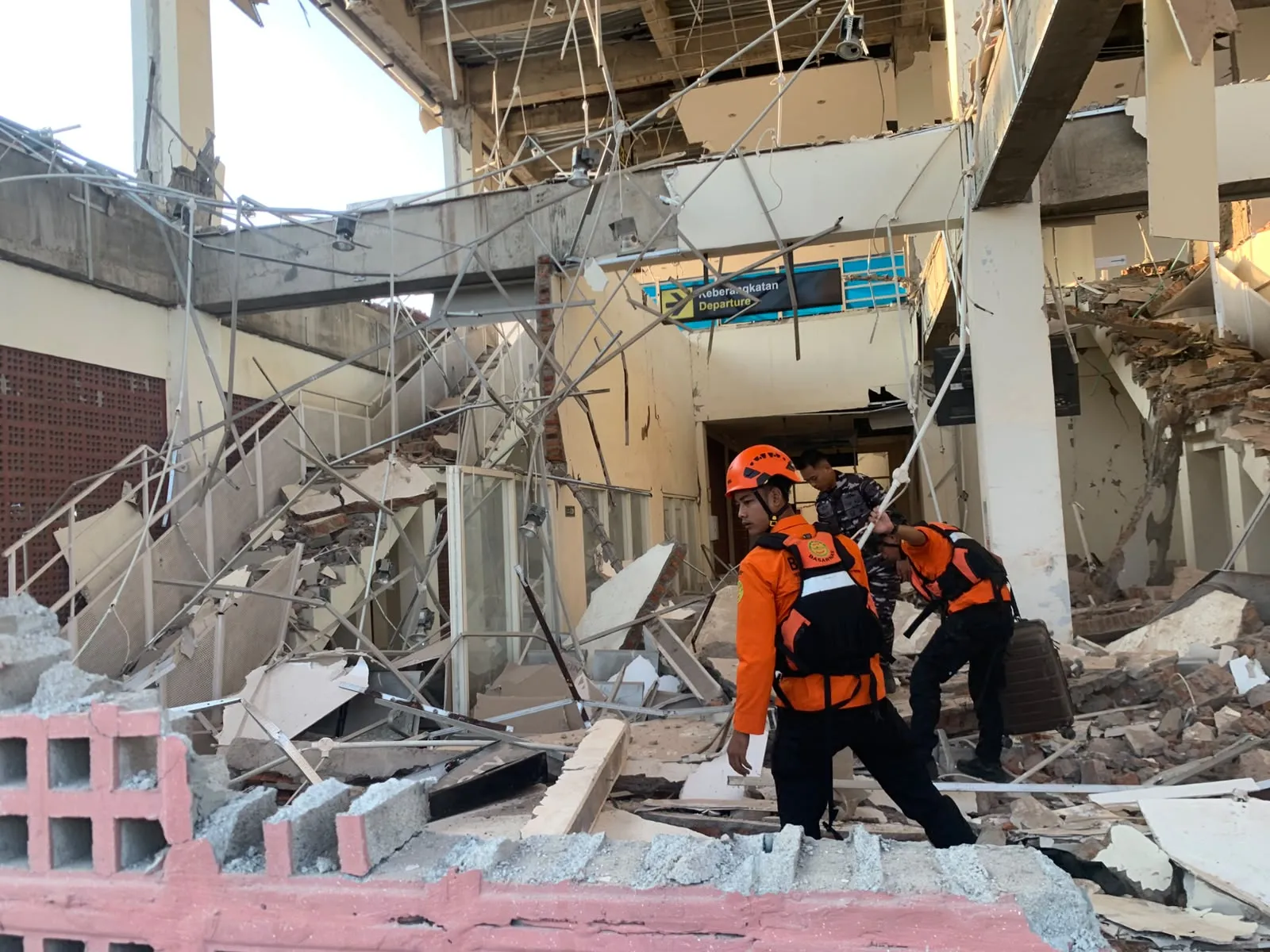 Endonezya'da 7.7 şiddetinde deprem paniği