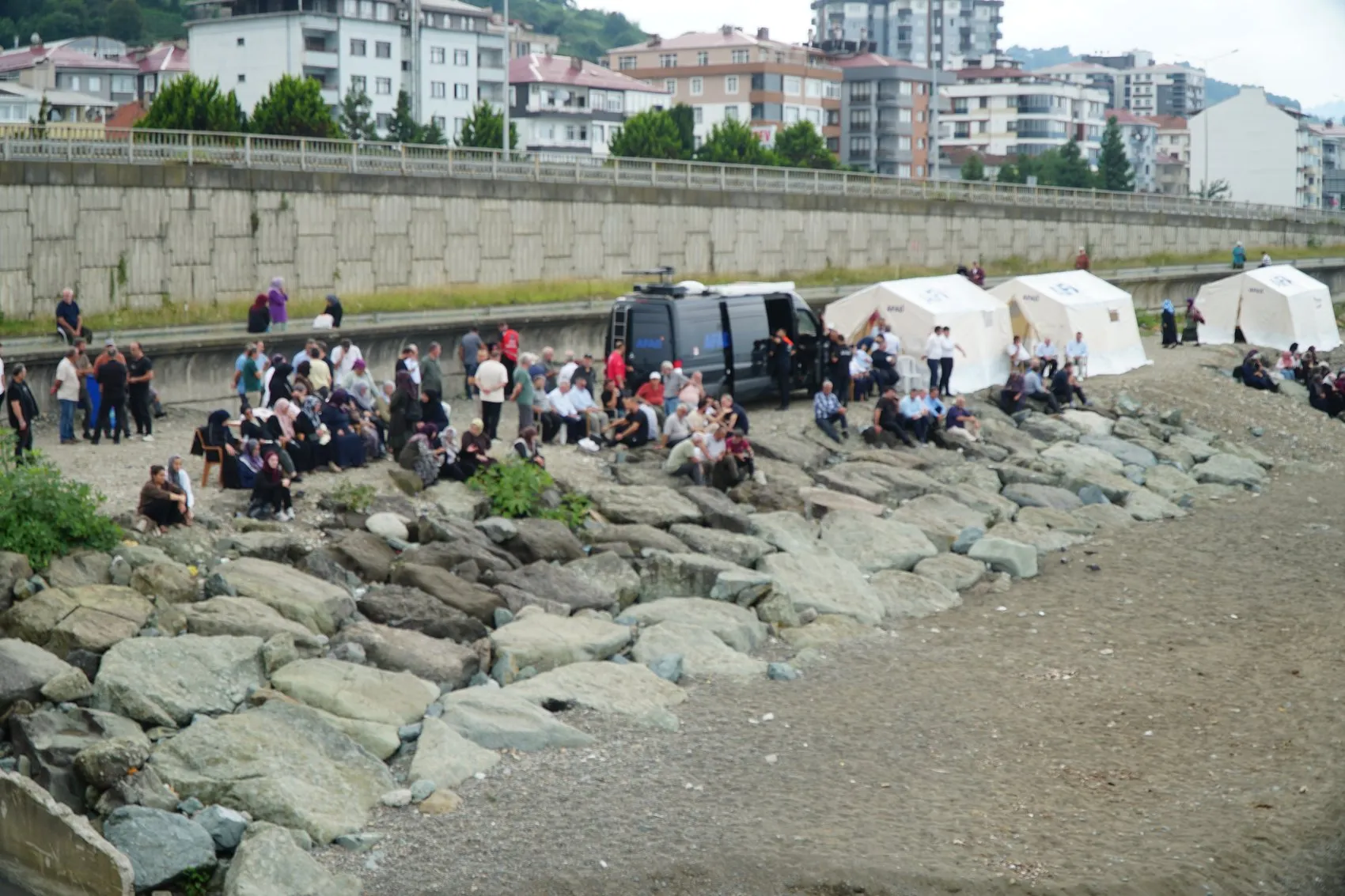 Rize'de kaybolan çocuk için 2. gün Dalgıç, su altında el yordamıyla arıyor