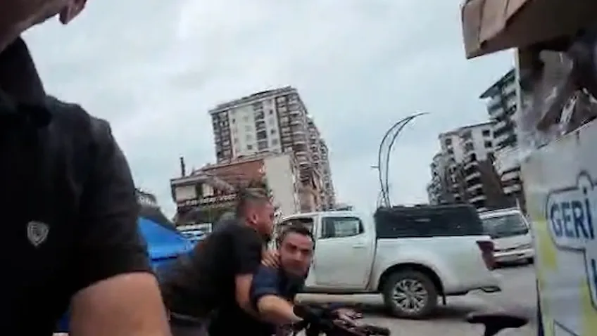 Yol verme kavgası kamerada Bisikletliye tekme ve yumruklu saldırı