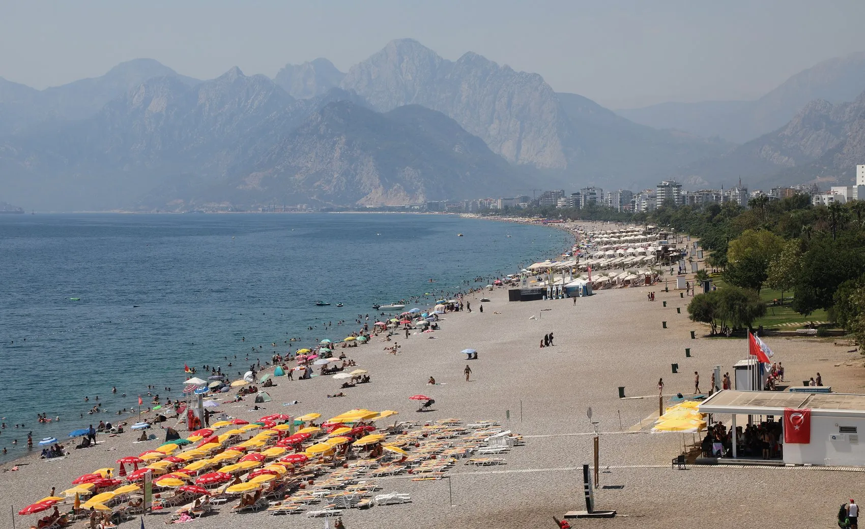 Antalya kavurucu sıcakla tanıştı meydanlar boşaldı