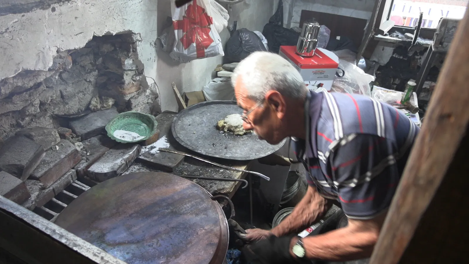 Bolu'nun son kalay ustası mesleğinin bittiğini söylüyor