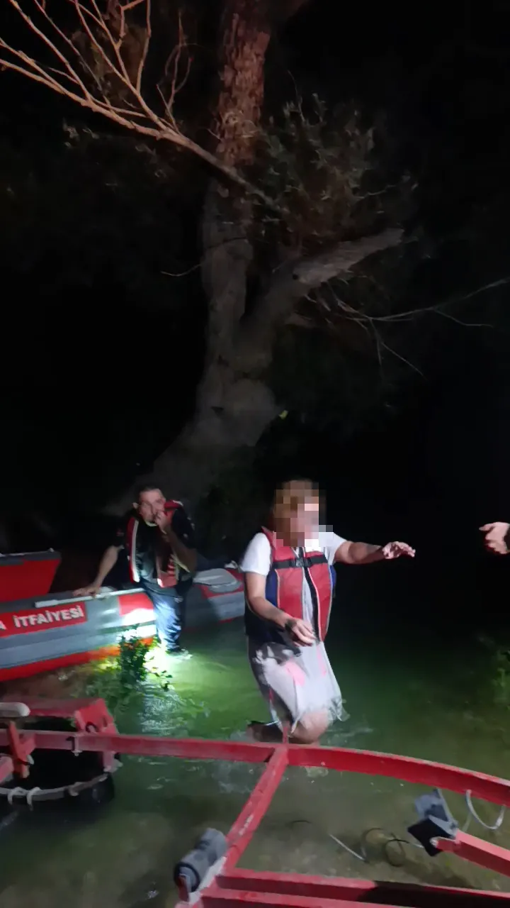 Manavgat Irmağı'nda yürüyüşe çıktı sular yükselince mahsur kaldı
