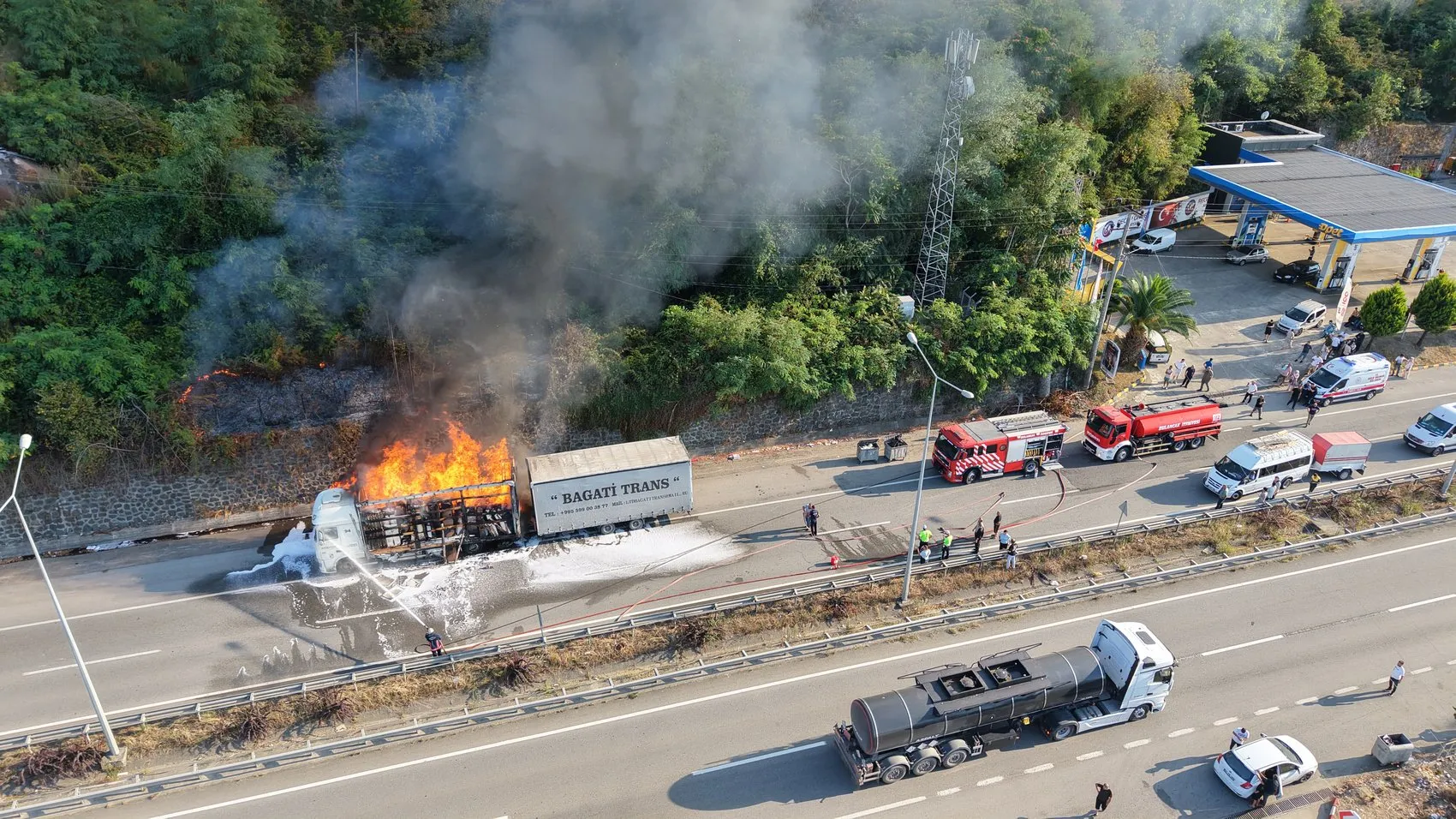 Giresun'da seyir halindeki TIR alevlere teslim oldu